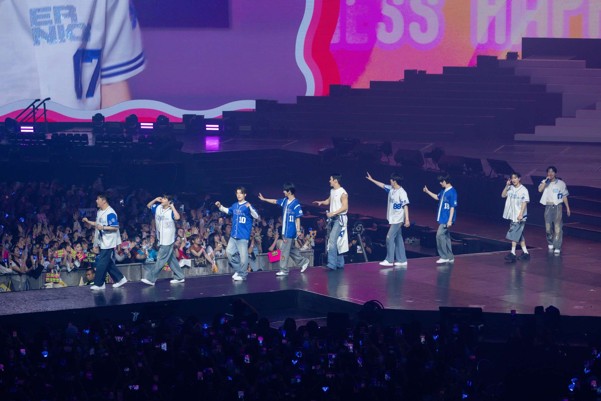 SUPERJUNIORภาพที่31 SUPERJUNIOR20thAnniversaryTOUR SUPERSHOW10 SUPER JUNIOR โชว์สุดยอดการแสดงฉลองครบรอบ 20 ปี <SUPER SHOW 10> บัตรหมดทั้ง 2 รอบ รวมผู้ชมกว่า 22,000 คน สุดปัง! จัดคอนเสิร์ตในไทยติดต่อกันเป็นครั้งที่ 10!