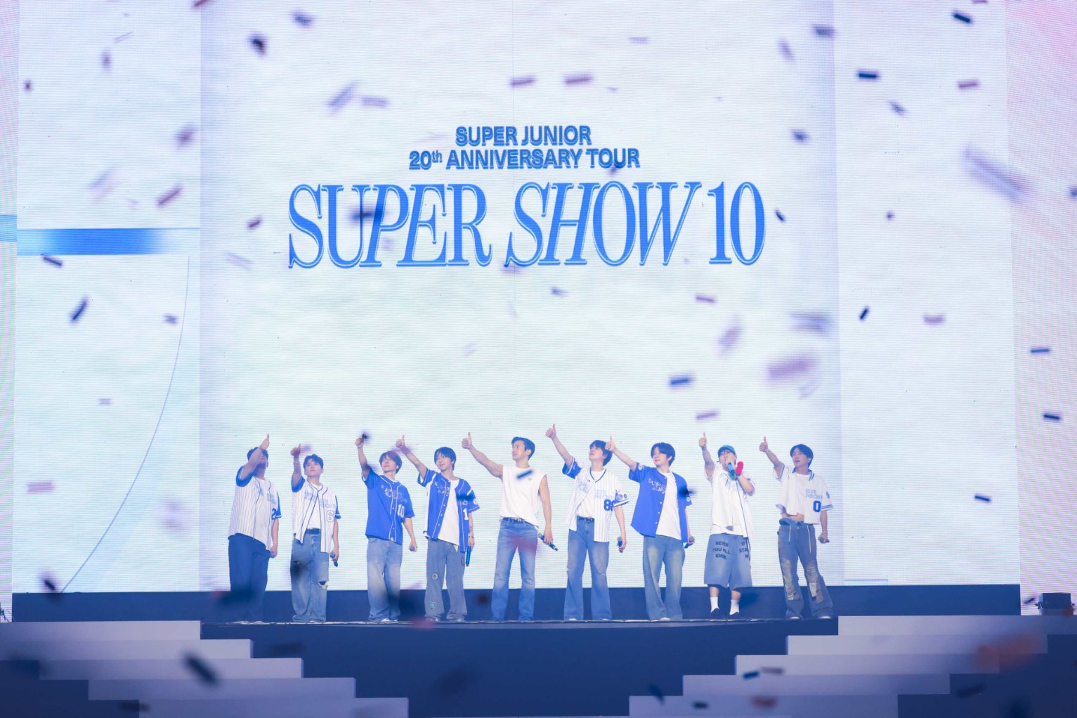 SUPERJUNIORภาพที่33 SUPERJUNIOR20thAnniversaryTOUR SUPERSHOW10 SUPER JUNIOR โชว์สุดยอดการแสดงฉลองครบรอบ 20 ปี <SUPER SHOW 10> บัตรหมดทั้ง 2 รอบ รวมผู้ชมกว่า 22,000 คน สุดปัง! จัดคอนเสิร์ตในไทยติดต่อกันเป็นครั้งที่ 10!