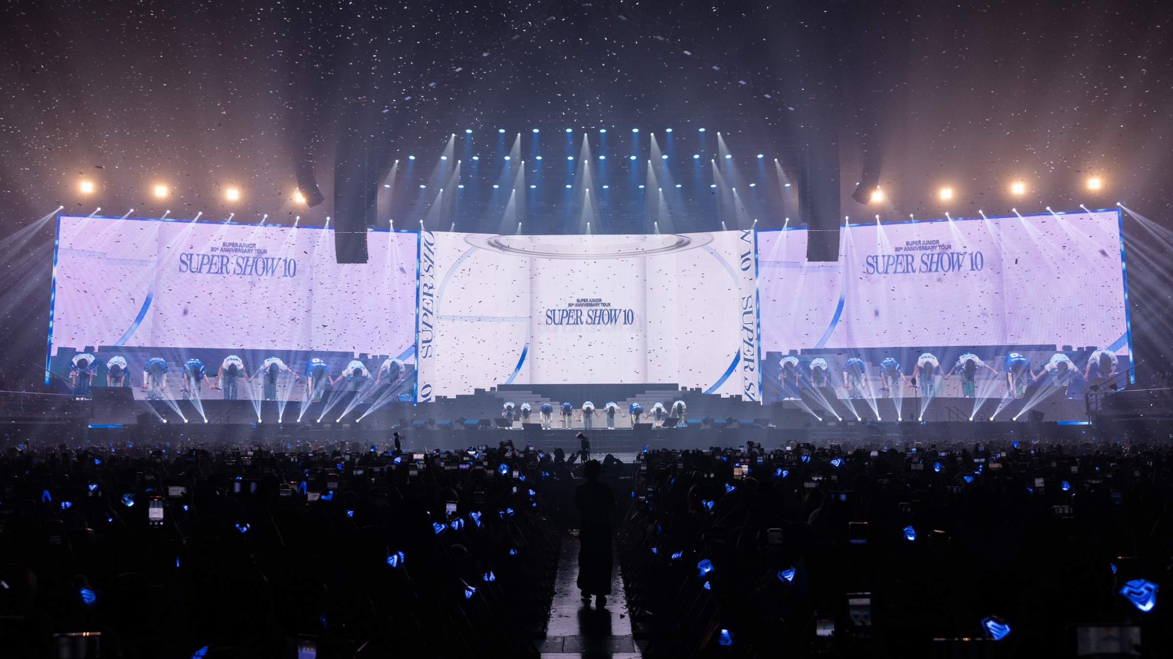 SUPERJUNIORภาพที่34 SUPERJUNIOR20thAnniversaryTOUR SUPERSHOW10 SUPER JUNIOR โชว์สุดยอดการแสดงฉลองครบรอบ 20 ปี <SUPER SHOW 10> บัตรหมดทั้ง 2 รอบ รวมผู้ชมกว่า 22,000 คน สุดปัง! จัดคอนเสิร์ตในไทยติดต่อกันเป็นครั้งที่ 10!