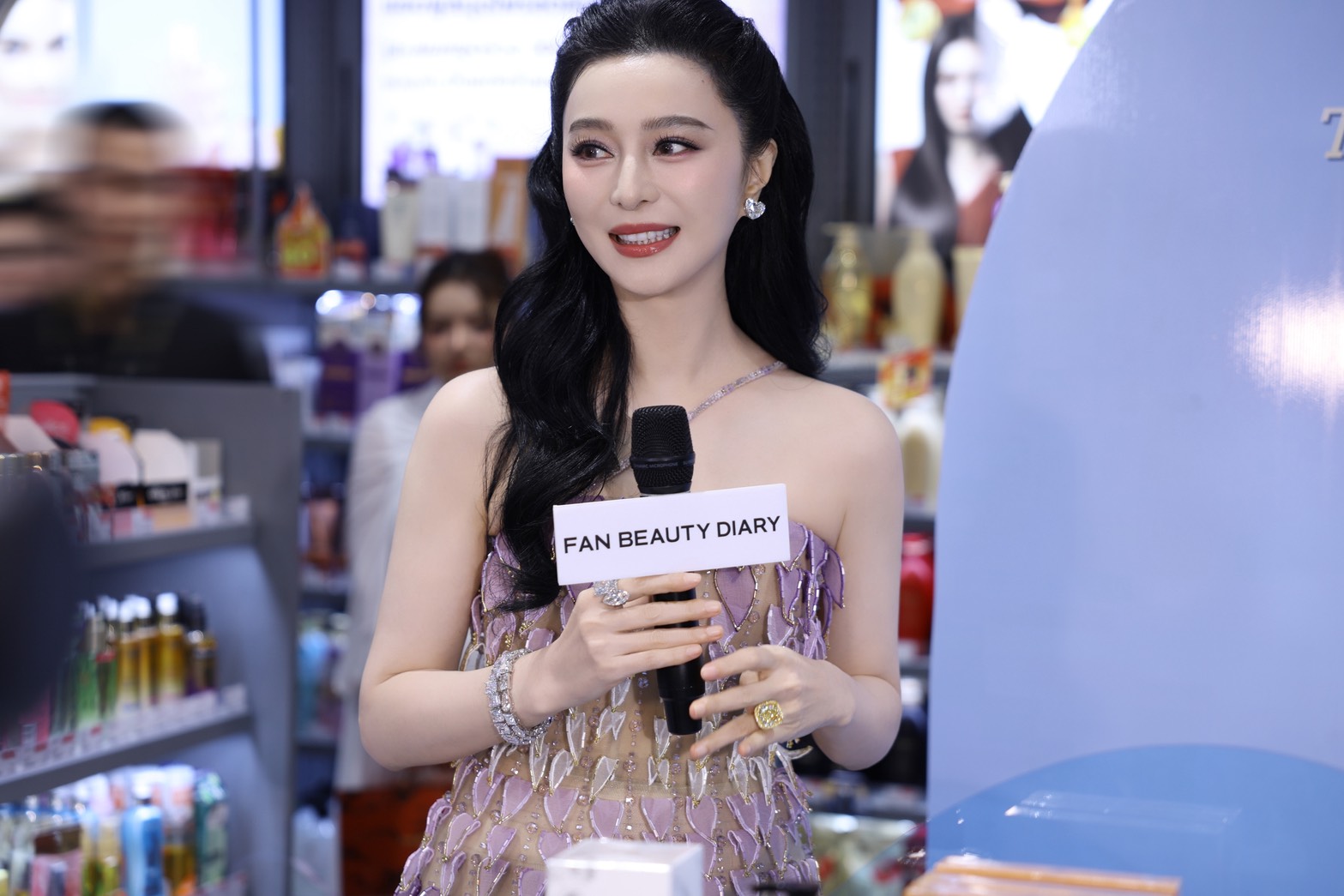 ‘ฟ่าน ปิงปิง’ บุกสยาม! เปิดตัว Fan Beauty Diary แบรนด์สกินแคร์พรีเมียม เผยเคล็ดลับผิวสวยระดับโลกสู่สกินแคร์ที่เข้าใจผิวผู้หญิงเอเชีย 2 fan beauty diary fan bingbing 6 ‘ฟ่าน ปิงปิง’ บุกสยาม! เปิดตัว Fan Beauty Diary แบรนด์สกินแคร์พรีเมียม เผยเคล็ดลับผิวสวยระดับโลกสู่สกินแคร์ที่เข้าใจผิวผู้หญิงเอเชีย