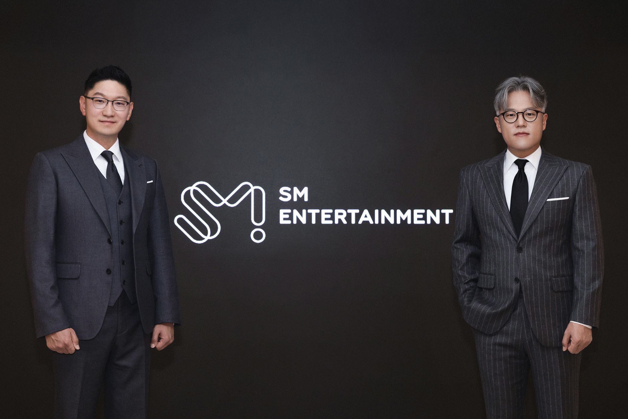 ภาพที่ 1 : (เรียงลำดับจากซ้ายไปขวา) Co-CEO ของ SM คุณ Young-Jun Tak (ยองจุน ทัก) และคุณ Cheol-Hyuk Jang (ชอลฮยอก จาง)ภาพที่ 2 : CGO ของ SM คุณ Jungmin Choi (จองมิน ชเว)