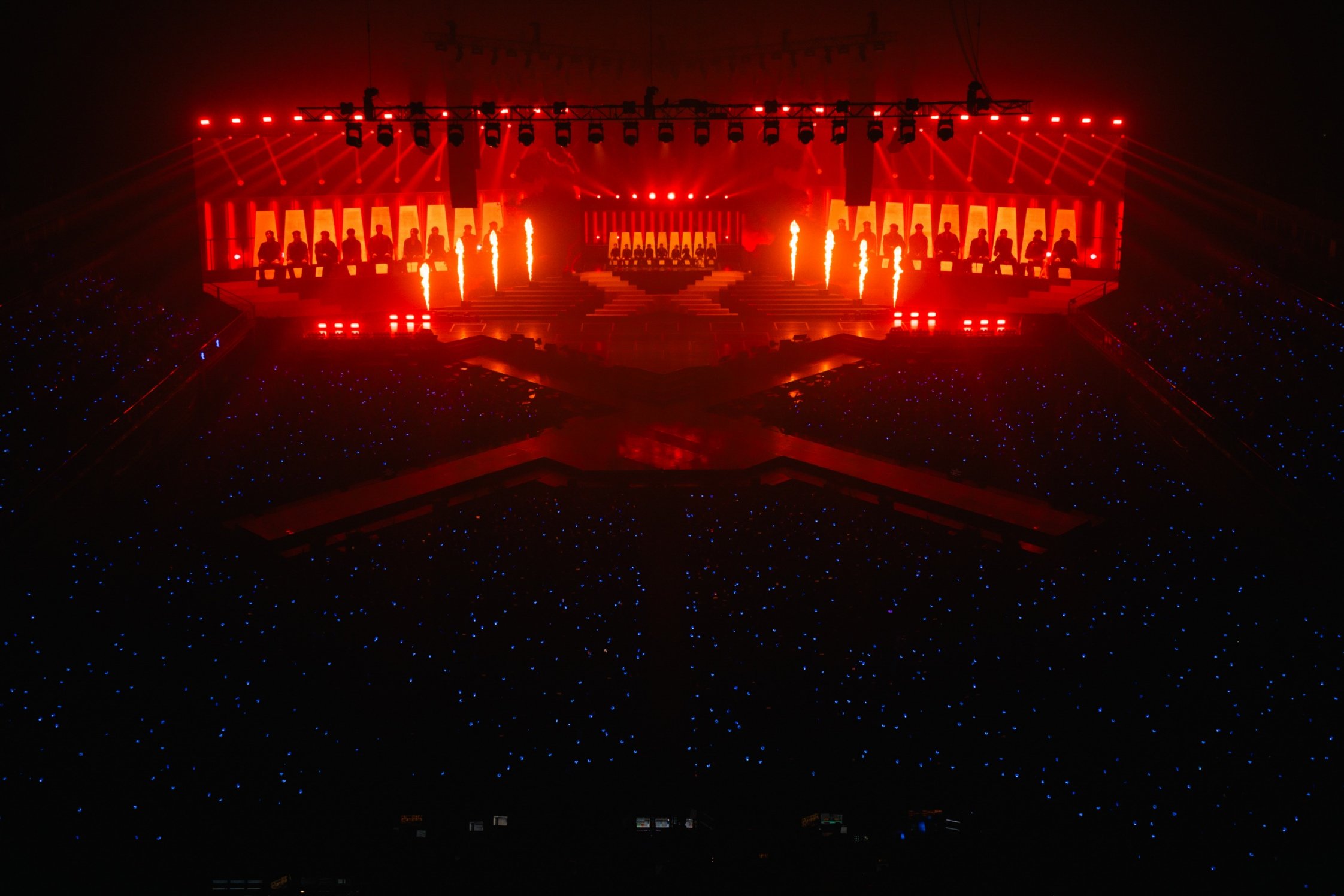 บรรยากาศคอนเสิร์ตภาพที่1 SUPERJUNIOR20thAnniversaryTOUR SUPERSHOW10 SUPER JUNIOR โชว์สุดยอดการแสดงฉลองครบรอบ 20 ปี <SUPER SHOW 10> บัตรหมดทั้ง 2 รอบ รวมผู้ชมกว่า 22,000 คน สุดปัง! จัดคอนเสิร์ตในไทยติดต่อกันเป็นครั้งที่ 10!