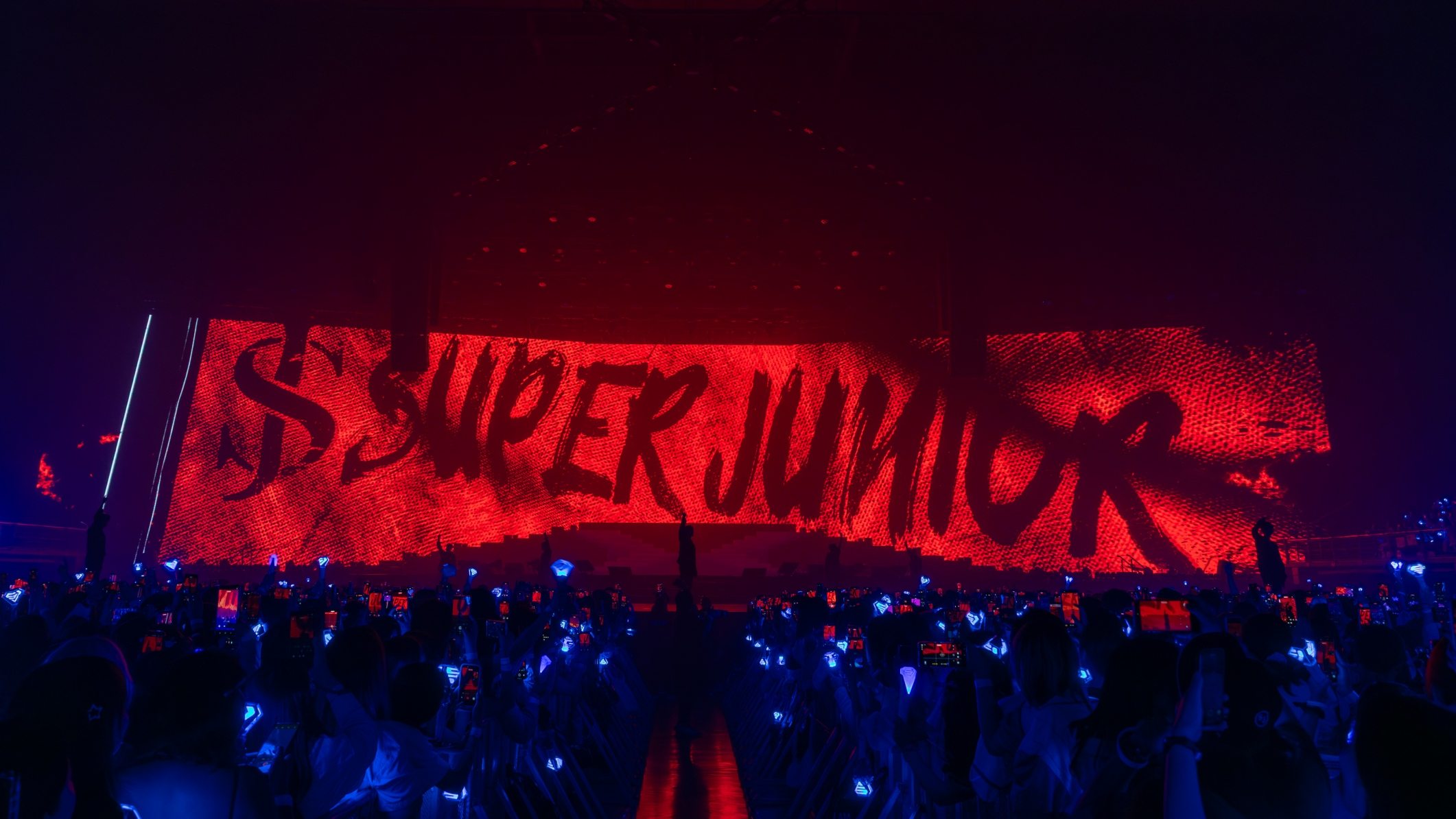 บรรยากาศคอนเสิร์ตภาพที่2 SUPERJUNIOR20thAnniversaryTOUR SUPERSHOW10 SUPER JUNIOR โชว์สุดยอดการแสดงฉลองครบรอบ 20 ปี <SUPER SHOW 10> บัตรหมดทั้ง 2 รอบ รวมผู้ชมกว่า 22,000 คน สุดปัง! จัดคอนเสิร์ตในไทยติดต่อกันเป็นครั้งที่ 10!