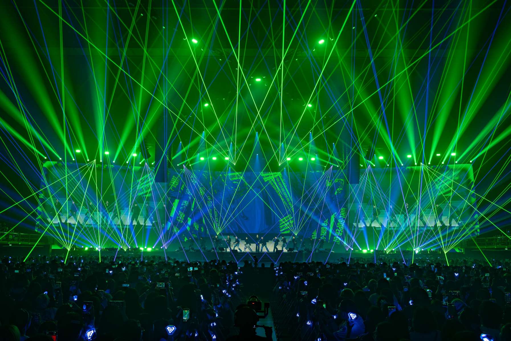 บรรยากาศคอนเสิร์ตภาพที่4 SUPERJUNIOR20thAnniversaryTOUR SUPERSHOW10 SUPER JUNIOR โชว์สุดยอดการแสดงฉลองครบรอบ 20 ปี <SUPER SHOW 10> บัตรหมดทั้ง 2 รอบ รวมผู้ชมกว่า 22,000 คน สุดปัง! จัดคอนเสิร์ตในไทยติดต่อกันเป็นครั้งที่ 10!