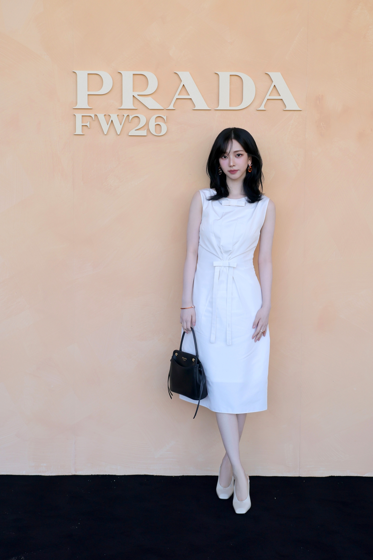 ภาพ KARINA คาริน่า ที่โฟโต้วอลล์ในแฟชั่นโชว์ของ Prada พราด้า KARINA แบรนด์แอมบาสเดอร์ของ Prada เยือนมิลาน ฟรอนท์โรว์ ‘Prada Fall/Winter 2026 Womenswear Show’