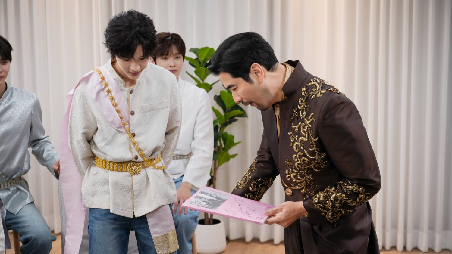 20260420 174454 1 RIIZE ใส่ชุดไทยครั้งแรก! ออร่าหล่อดั่งเจ้าชาย พร้อมเปิดโหมดแซวกันเองสุดเอ็นดู