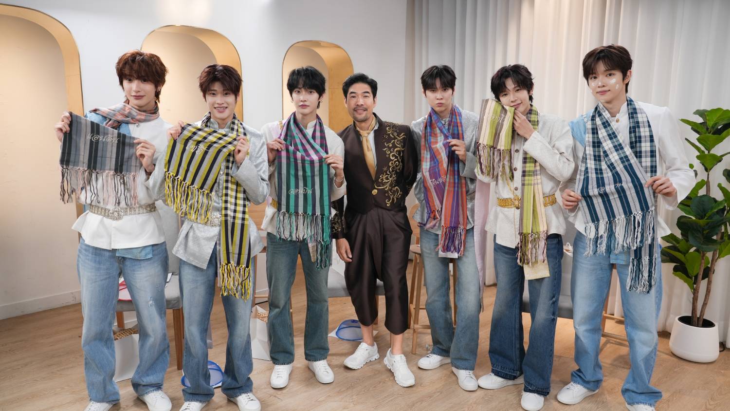 20260420 174454 RIIZE ใส่ชุดไทยครั้งแรก! ออร่าหล่อดั่งเจ้าชาย พร้อมเปิดโหมดแซวกันเองสุดเอ็นดู