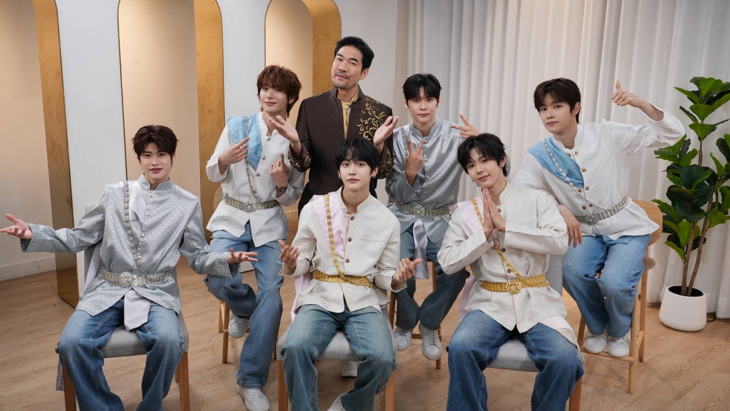 20260420 174513 RIIZE ใส่ชุดไทยครั้งแรก! ออร่าหล่อดั่งเจ้าชาย พร้อมเปิดโหมดแซวกันเองสุดเอ็นดู