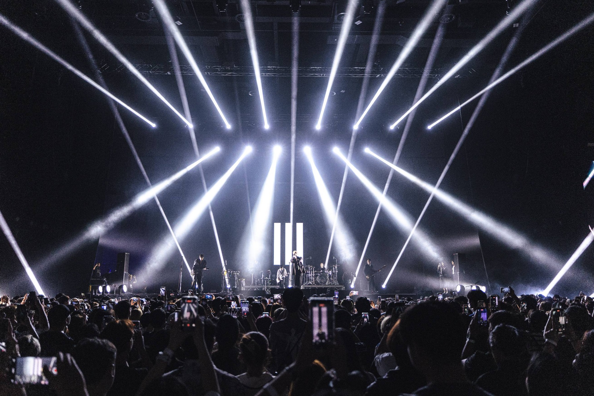 683271229 122097051525295638 7049675300204722853 n "ครึ่งเก้า กรุ๊ป" กางโผ 35 ศิลปินฮอต จัดหนัก 4 ค่ายย่อย ชูโมเดลศิลปินคือลูกค้า คว้าวงร็อกตำนาน "Flure" ร่วมชายคา