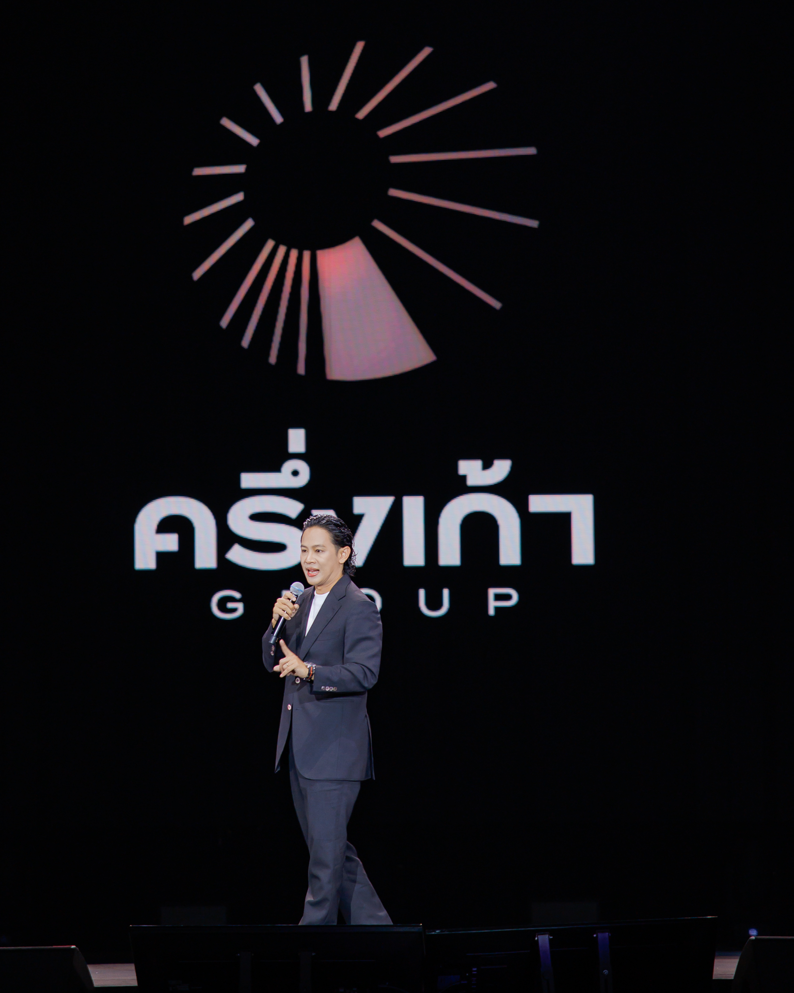 684153282 122110431021165789 8404186338981905352 n "ครึ่งเก้า กรุ๊ป" กางโผ 35 ศิลปินฮอต จัดหนัก 4 ค่ายย่อย ชูโมเดลศิลปินคือลูกค้า คว้าวงร็อกตำนาน "Flure" ร่วมชายคา