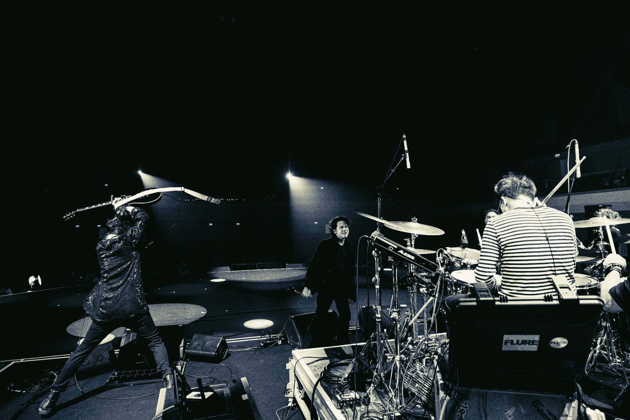 684876749 122097008451295638 1759996830750150684 n "ครึ่งเก้า กรุ๊ป" กางโผ 35 ศิลปินฮอต จัดหนัก 4 ค่ายย่อย ชูโมเดลศิลปินคือลูกค้า คว้าวงร็อกตำนาน "Flure" ร่วมชายคา