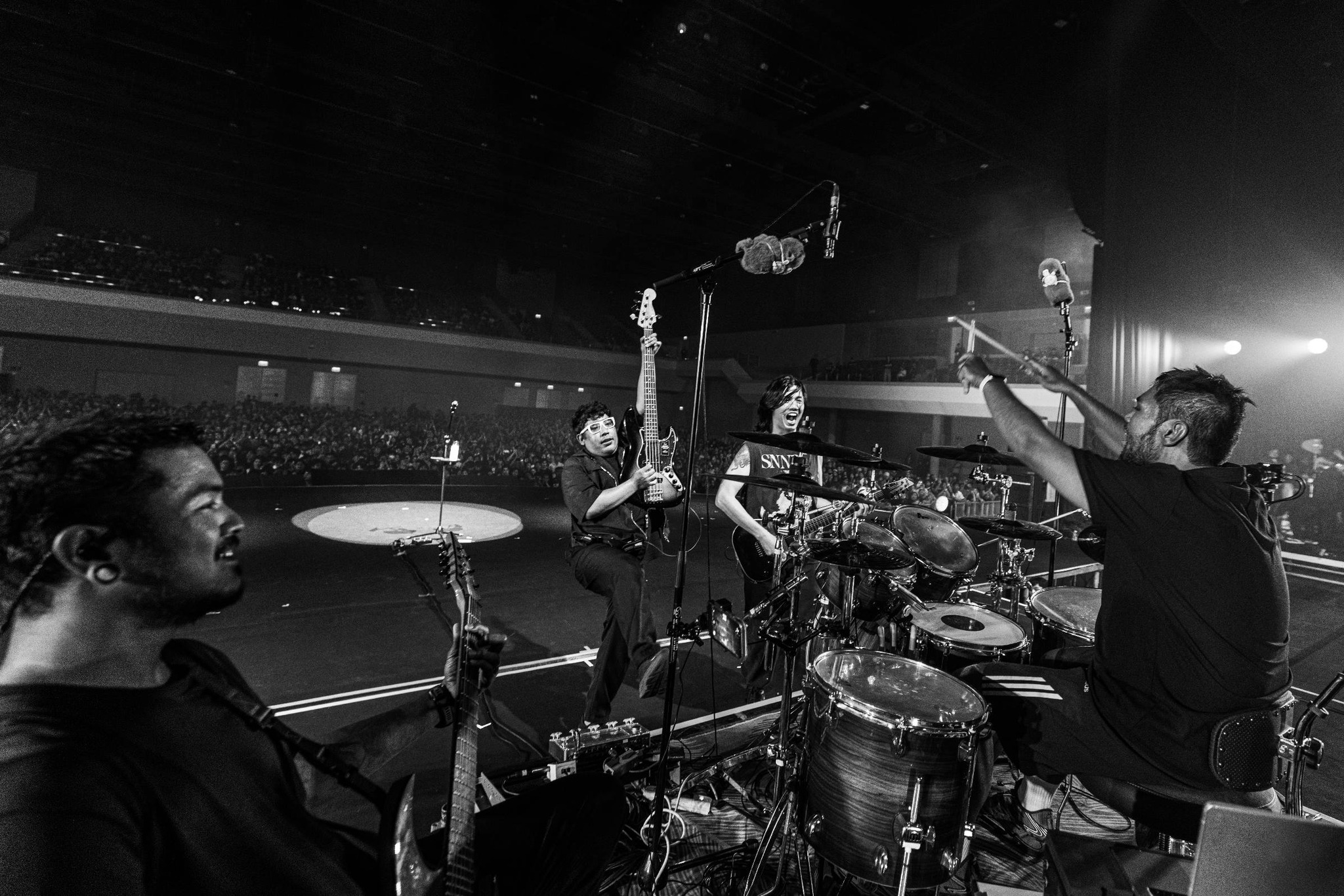 686055435 122096967279295638 3628464384328400983 n "ครึ่งเก้า กรุ๊ป" กางโผ 35 ศิลปินฮอต จัดหนัก 4 ค่ายย่อย ชูโมเดลศิลปินคือลูกค้า คว้าวงร็อกตำนาน "Flure" ร่วมชายคา