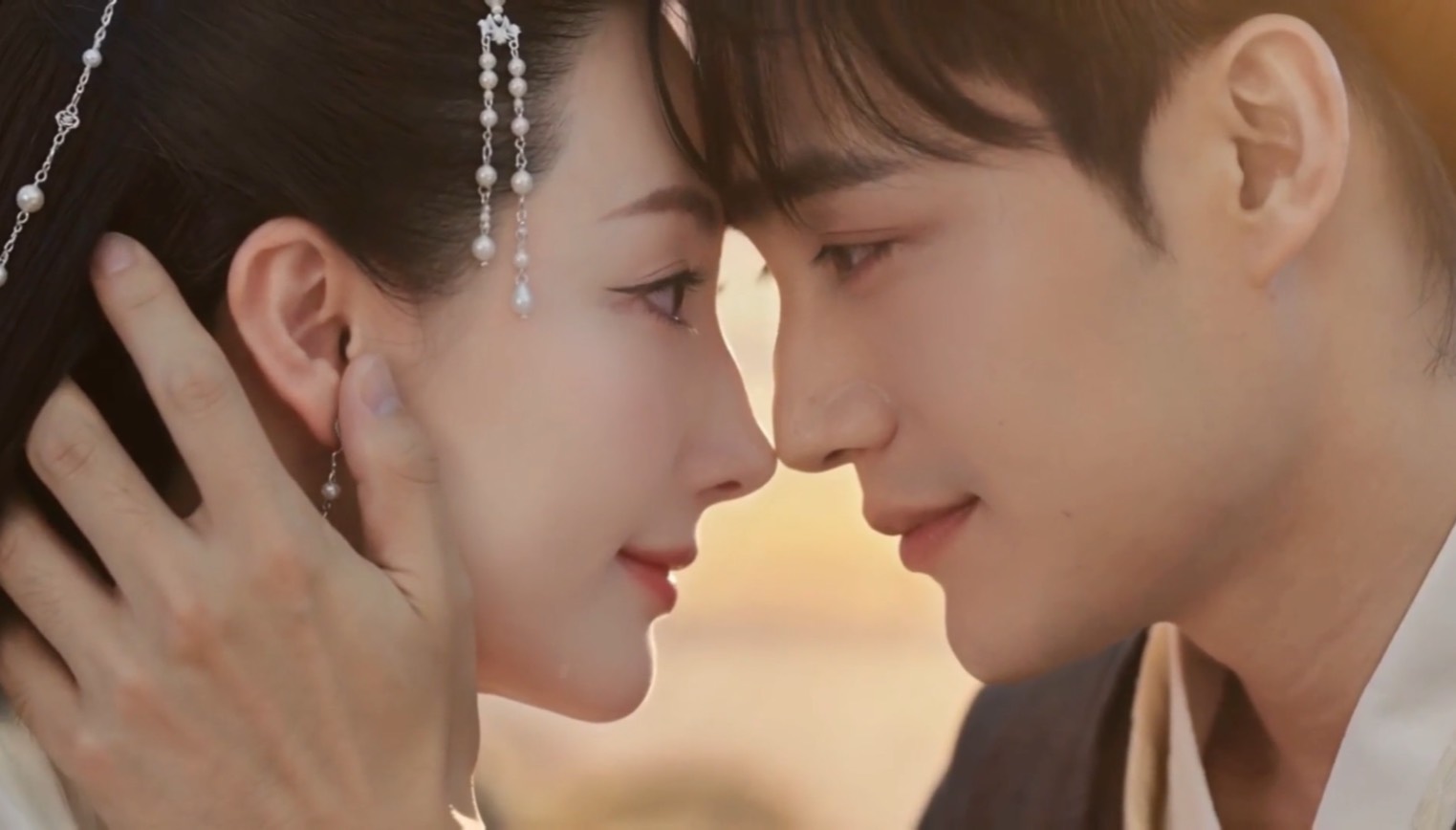 เตชินท์ คัมแบ็คในรอบ 13 ปี ส่งซิงเกิลใหม่ มีอะไรต้องรู้ไหม 4 “เตชินท์” ส่ง “มีอะไรต้องรู้ไหม?”ในรอบ  13 ปี ดึงภรรยาสาว “หยวน ชยุติ” นางเอก MV