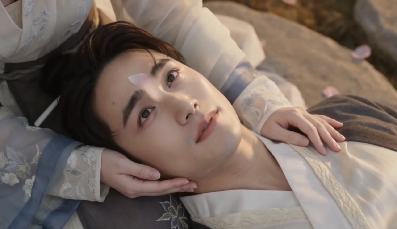 เตชินท์ คัมแบ็คในรอบ 13 ปี ส่งซิงเกิลใหม่ มีอะไรต้องรู้ไหม 6 “เตชินท์” ส่ง “มีอะไรต้องรู้ไหม?”ในรอบ  13 ปี ดึงภรรยาสาว “หยวน ชยุติ” นางเอก MV