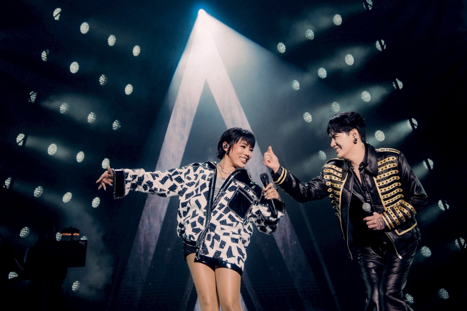 DA ENDORPHINE UPSTAGE แสบสนิทคอนเสิร์ต 44 DA ENDORPHINE UPSTAGE แสบสนิทคอนเสิร์ต จัดให้ครบ แฟนเพลงร้องตามทุกเพลง