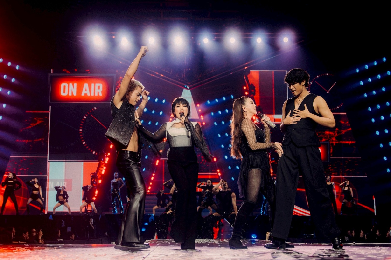 DA ENDORPHINE UPSTAGE แสบสนิทคอนเสิร์ต 53 DA ENDORPHINE UPSTAGE แสบสนิทคอนเสิร์ต จัดให้ครบ แฟนเพลงร้องตามทุกเพลง