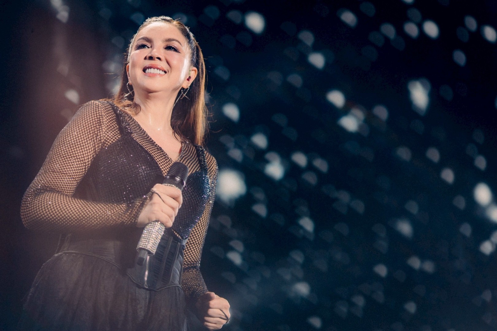 DA ENDORPHINE UPSTAGE แสบสนิทคอนเสิร์ต 56 DA ENDORPHINE UPSTAGE แสบสนิทคอนเสิร์ต จัดให้ครบ แฟนเพลงร้องตามทุกเพลง