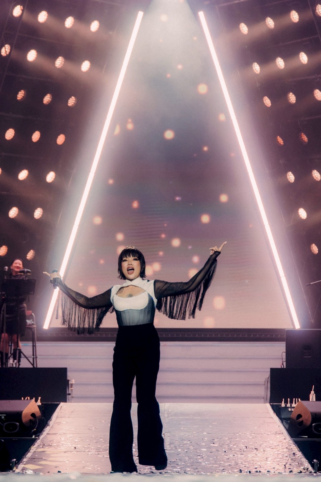 DA ENDORPHINE UPSTAGE แสบสนิทคอนเสิร์ต 60 DA ENDORPHINE UPSTAGE แสบสนิทคอนเสิร์ต จัดให้ครบ แฟนเพลงร้องตามทุกเพลง