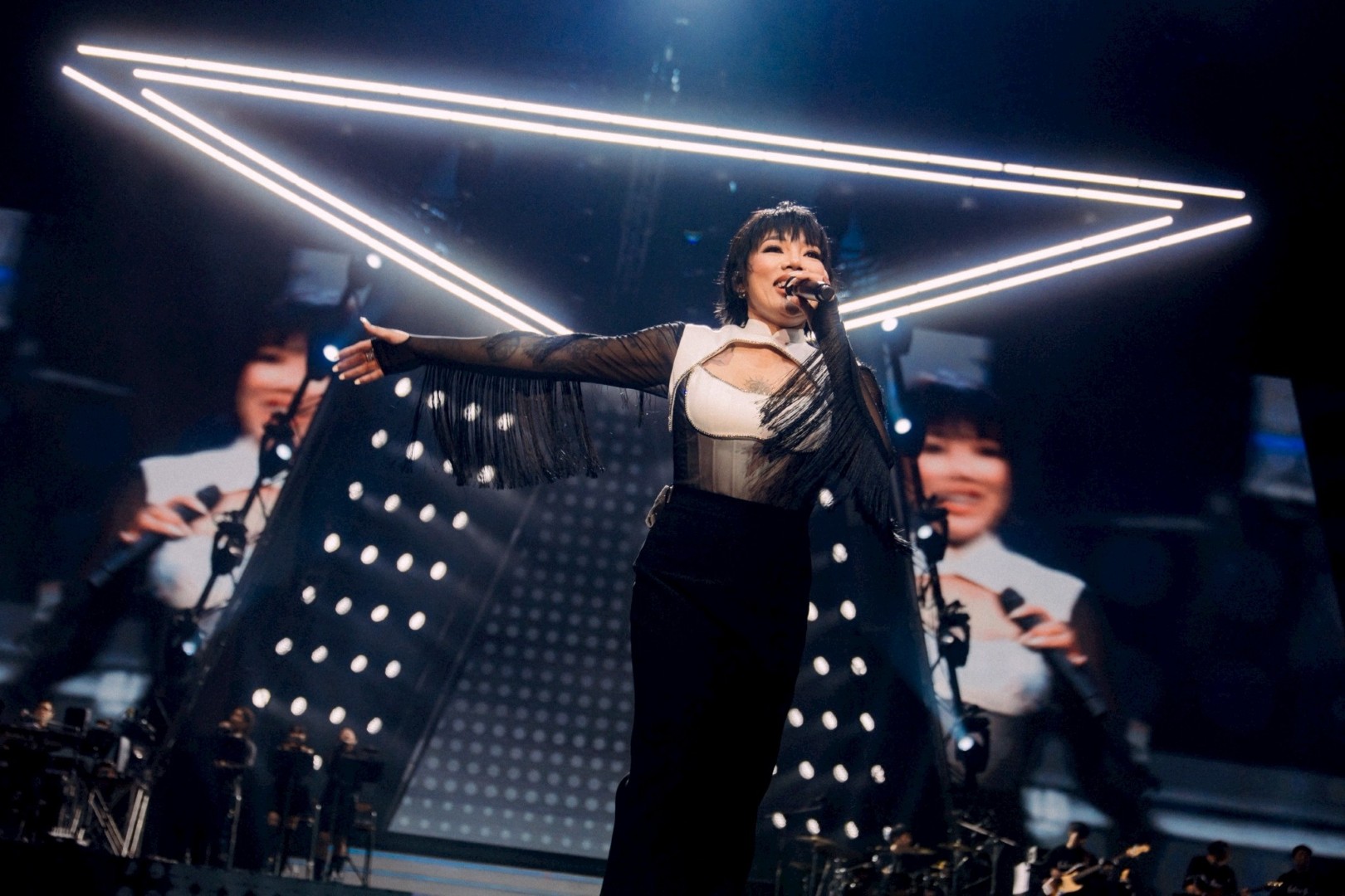 DA ENDORPHINE UPSTAGE แสบสนิทคอนเสิร์ต 64 DA ENDORPHINE UPSTAGE แสบสนิทคอนเสิร์ต จัดให้ครบ แฟนเพลงร้องตามทุกเพลง