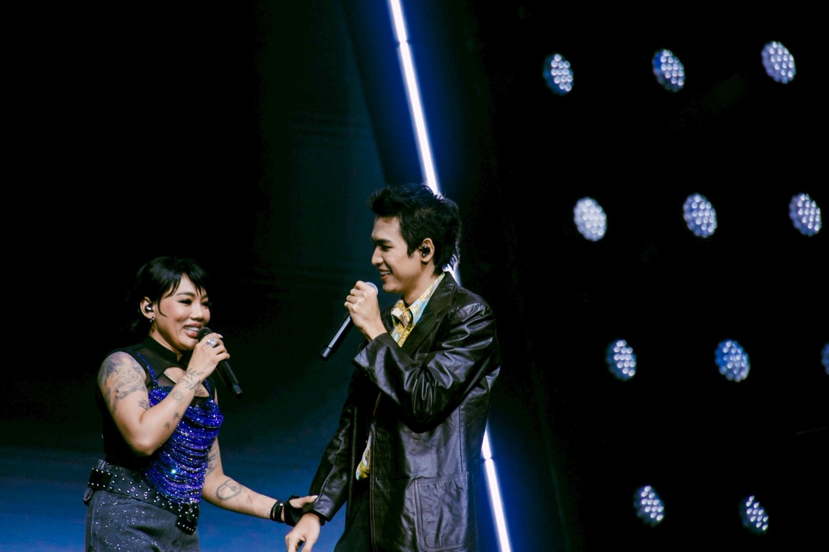 DA ENDORPHINE UPSTAGE แสบสนิทคอนเสิร์ต 70 DA ENDORPHINE UPSTAGE แสบสนิทคอนเสิร์ต จัดให้ครบ แฟนเพลงร้องตามทุกเพลง