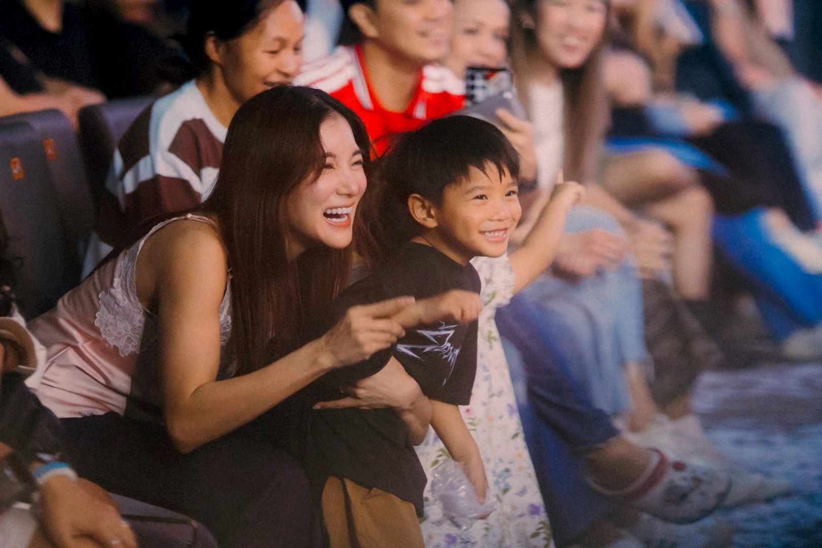 DA ENDORPHINE UPSTAGE แสบสนิทคอนเสิร์ต 78 DA ENDORPHINE UPSTAGE แสบสนิทคอนเสิร์ต จัดให้ครบ แฟนเพลงร้องตามทุกเพลง