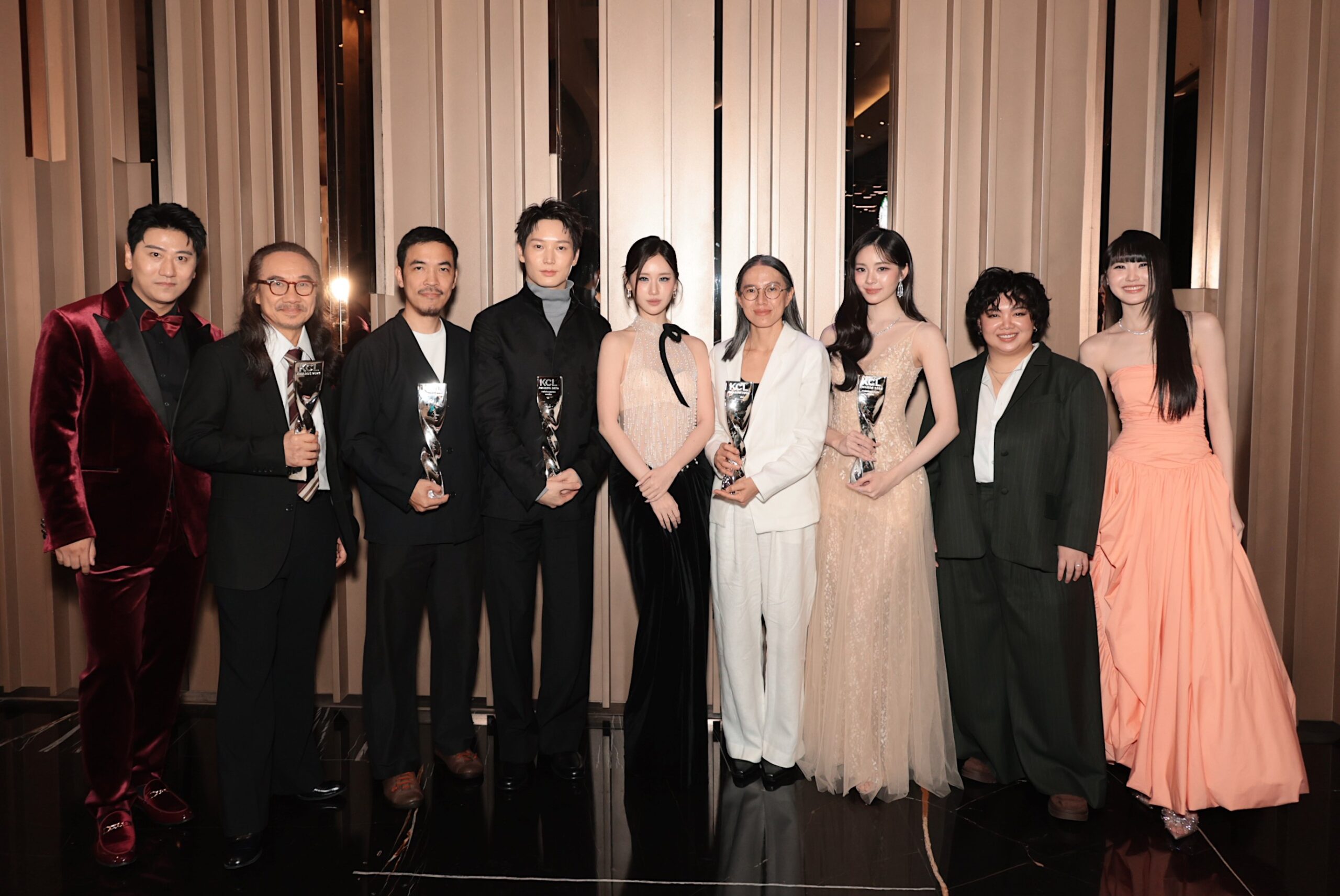 ไอซ์ซึ - เอินเอิน ควงทีมงาน “GDH” คว้า 5 รางวัล “คมชัดลึกอวอร์ด ครั้งที่ 22” ตอกย้ำคุณภาพ!! 1 S 21152049 0 scaled ไอซ์ซึ - เอินเอิน ควงทีมงาน “GDH” คว้า 5 รางวัล “คมชัดลึกอวอร์ด ครั้งที่ 22” ตอกย้ำคุณภาพ!!
