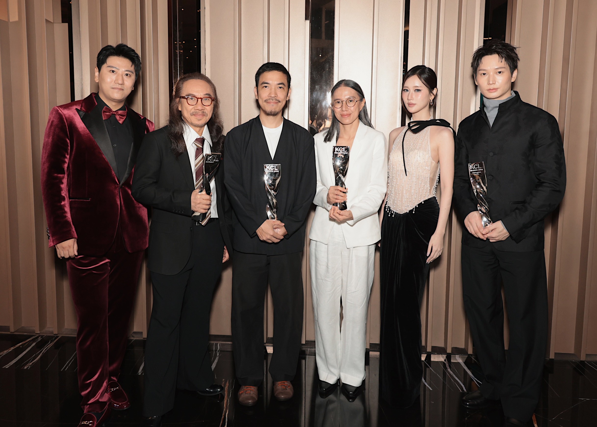 ไอซ์ซึ - เอินเอิน ควงทีมงาน “GDH” คว้า 5 รางวัล “คมชัดลึกอวอร์ด ครั้งที่ 22” ตอกย้ำคุณภาพ!! 2 S 21152051 0 ไอซ์ซึ - เอินเอิน ควงทีมงาน “GDH” คว้า 5 รางวัล “คมชัดลึกอวอร์ด ครั้งที่ 22” ตอกย้ำคุณภาพ!!