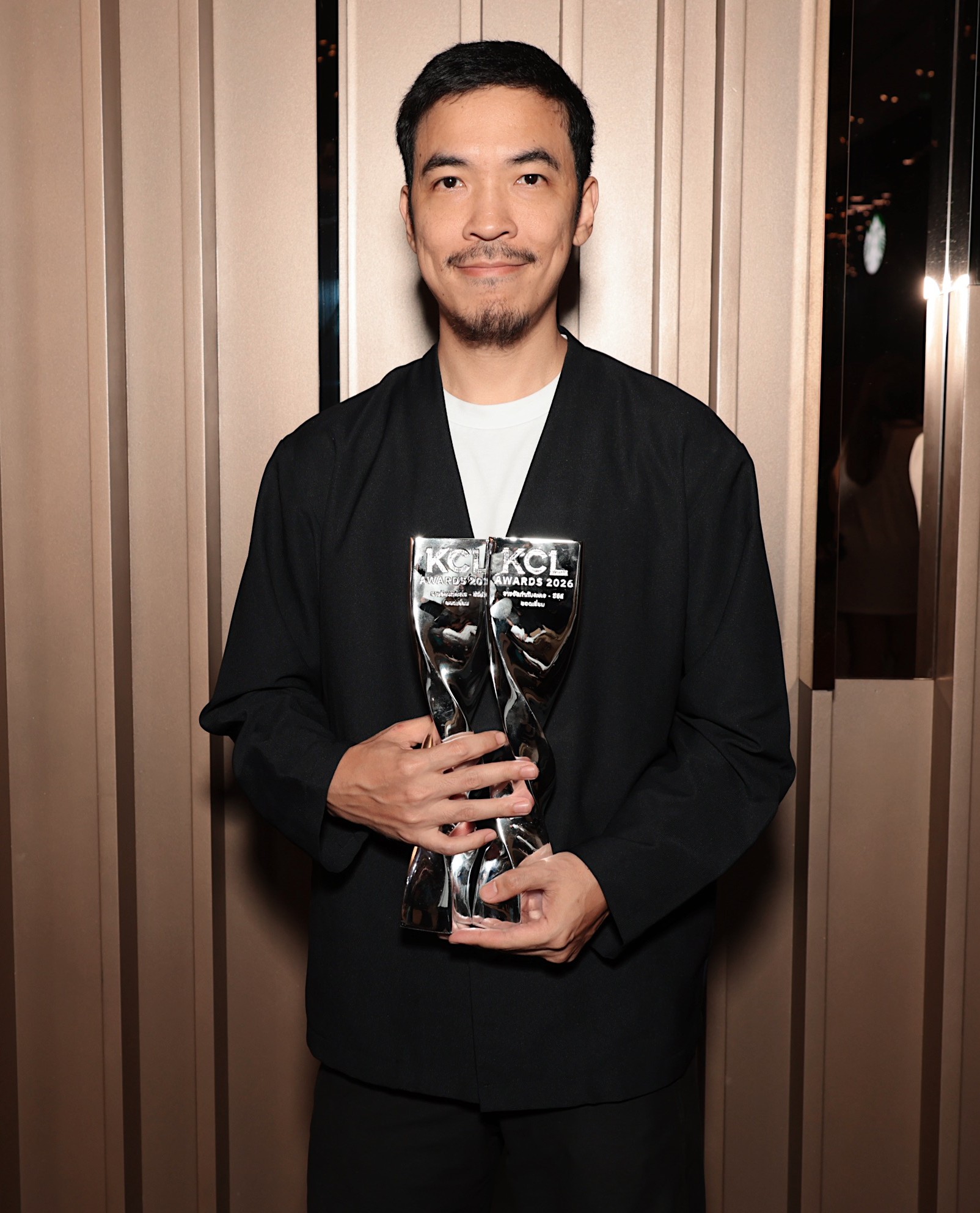 ไอซ์ซึ - เอินเอิน ควงทีมงาน “GDH” คว้า 5 รางวัล “คมชัดลึกอวอร์ด ครั้งที่ 22” ตอกย้ำคุณภาพ!! 4 S 21152053 0 ไอซ์ซึ - เอินเอิน ควงทีมงาน “GDH” คว้า 5 รางวัล “คมชัดลึกอวอร์ด ครั้งที่ 22” ตอกย้ำคุณภาพ!!