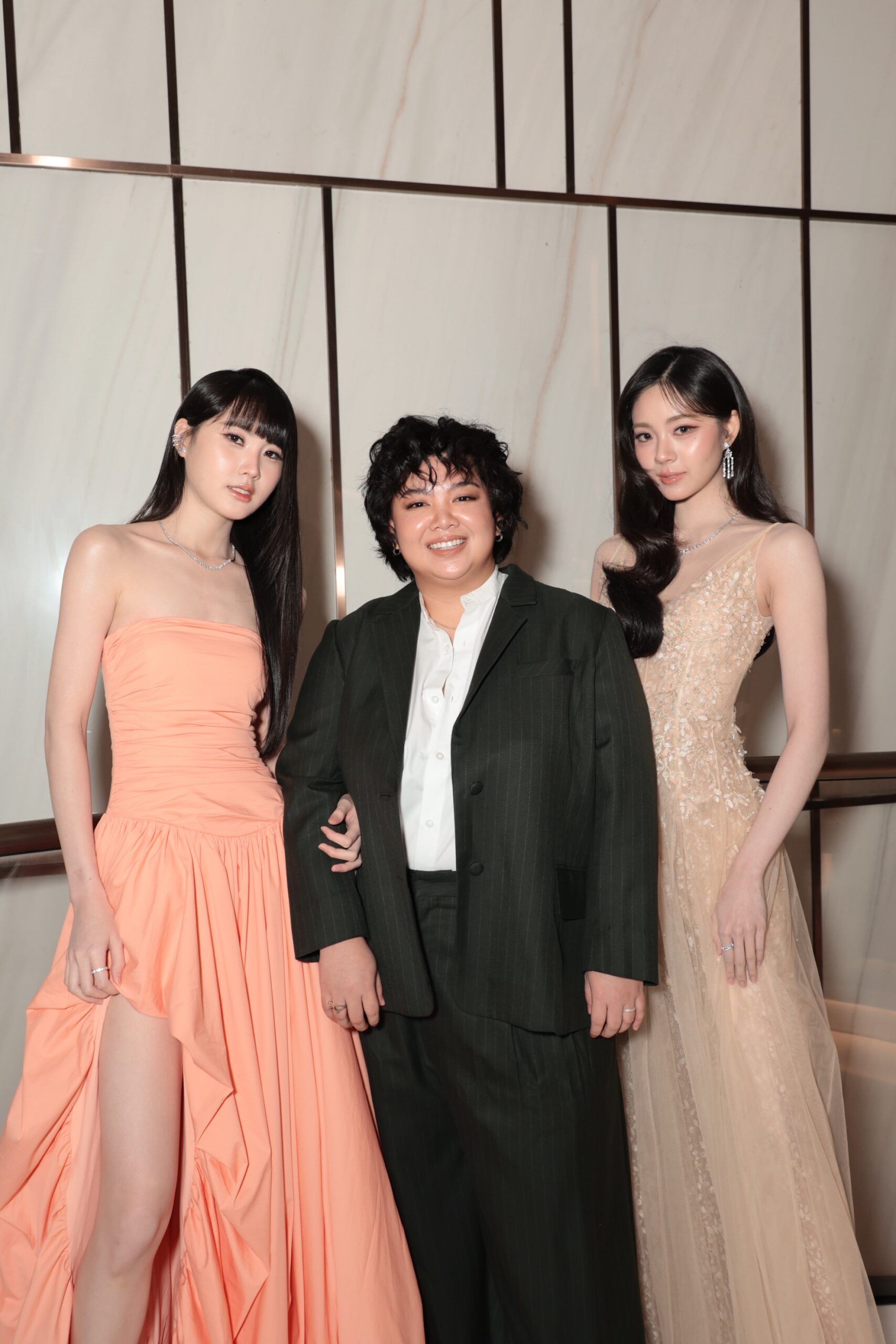 ไอซ์ซึ - เอินเอิน ควงทีมงาน “GDH” คว้า 5 รางวัล “คมชัดลึกอวอร์ด ครั้งที่ 22” ตอกย้ำคุณภาพ!! 6 S 21152055 0 scaled ไอซ์ซึ - เอินเอิน ควงทีมงาน “GDH” คว้า 5 รางวัล “คมชัดลึกอวอร์ด ครั้งที่ 22” ตอกย้ำคุณภาพ!!