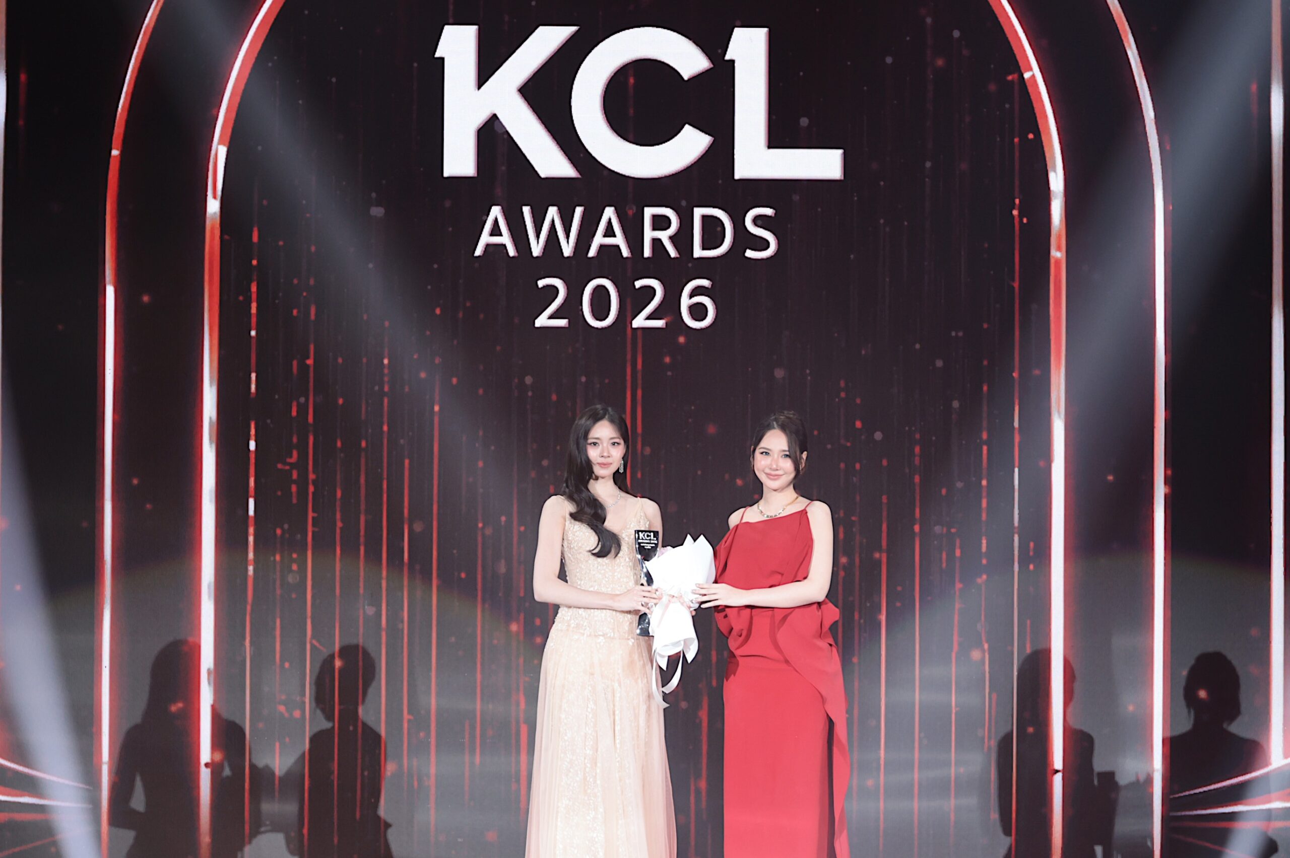 ไอซ์ซึ - เอินเอิน ควงทีมงาน “GDH” คว้า 5 รางวัล “คมชัดลึกอวอร์ด ครั้งที่ 22” ตอกย้ำคุณภาพ!! 8 S 21152057 0 scaled ไอซ์ซึ - เอินเอิน ควงทีมงาน “GDH” คว้า 5 รางวัล “คมชัดลึกอวอร์ด ครั้งที่ 22” ตอกย้ำคุณภาพ!!
