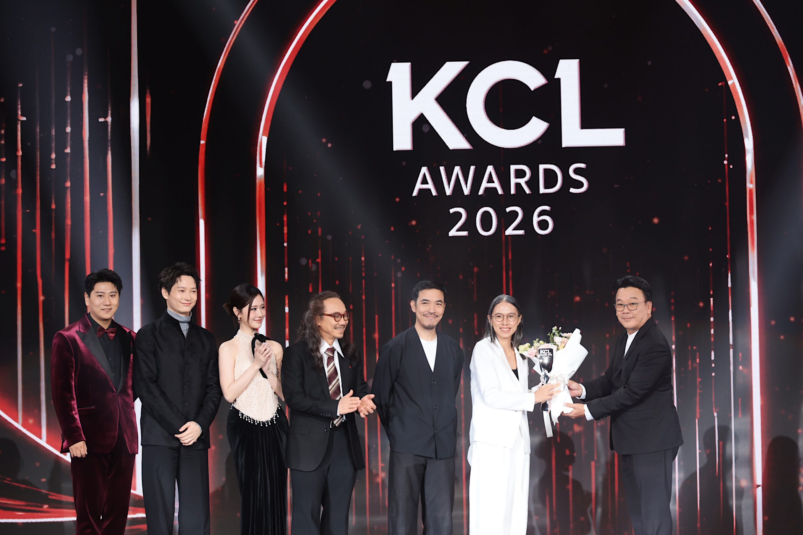 ไอซ์ซึ - เอินเอิน ควงทีมงาน “GDH” คว้า 5 รางวัล “คมชัดลึกอวอร์ด ครั้งที่ 22” ตอกย้ำคุณภาพ!! 13 S 21152063 0 scaled ไอซ์ซึ - เอินเอิน ควงทีมงาน “GDH” คว้า 5 รางวัล “คมชัดลึกอวอร์ด ครั้งที่ 22” ตอกย้ำคุณภาพ!!