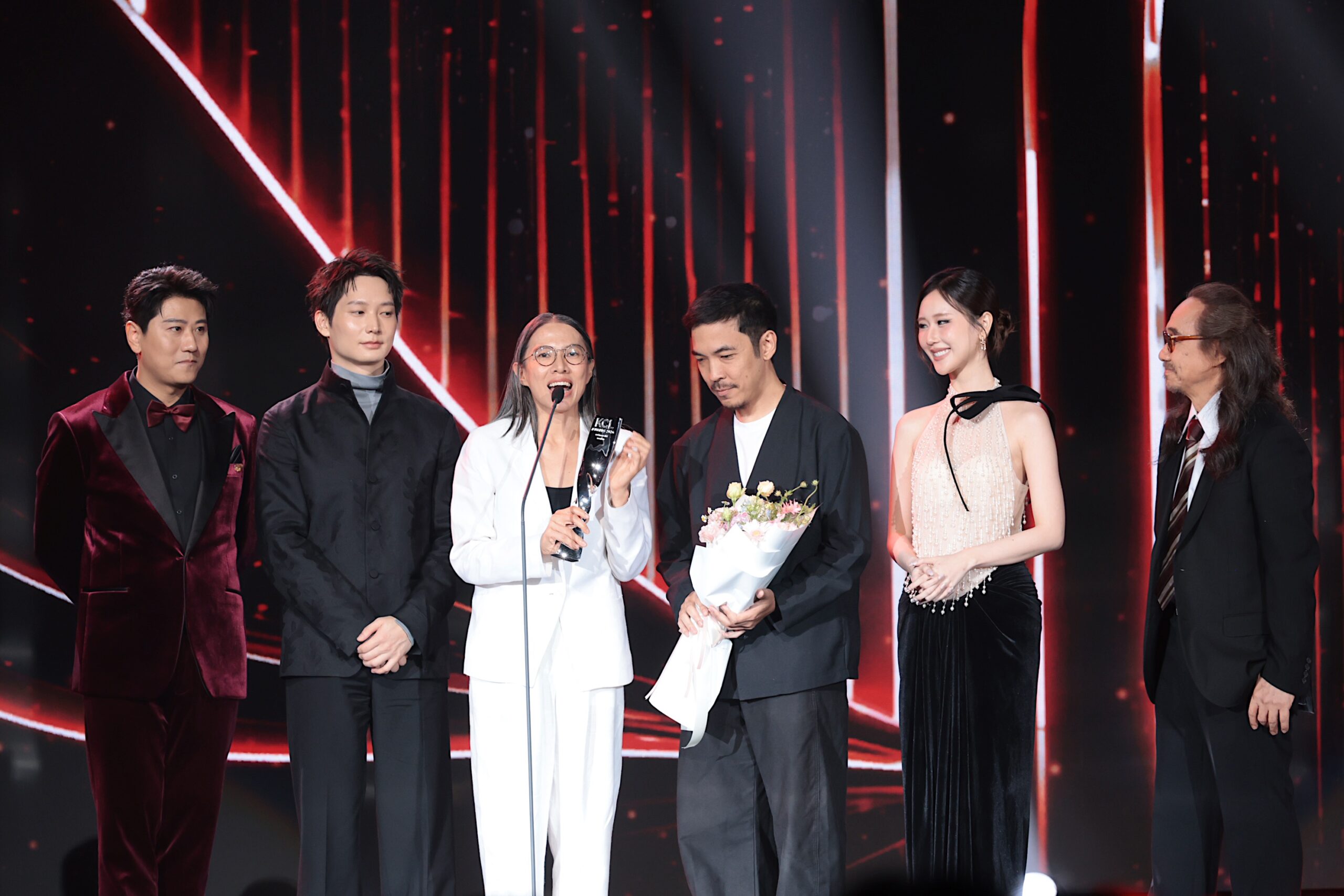 ไอซ์ซึ - เอินเอิน ควงทีมงาน “GDH” คว้า 5 รางวัล “คมชัดลึกอวอร์ด ครั้งที่ 22” ตอกย้ำคุณภาพ!! 14 S 21152064 0 scaled ไอซ์ซึ - เอินเอิน ควงทีมงาน “GDH” คว้า 5 รางวัล “คมชัดลึกอวอร์ด ครั้งที่ 22” ตอกย้ำคุณภาพ!!