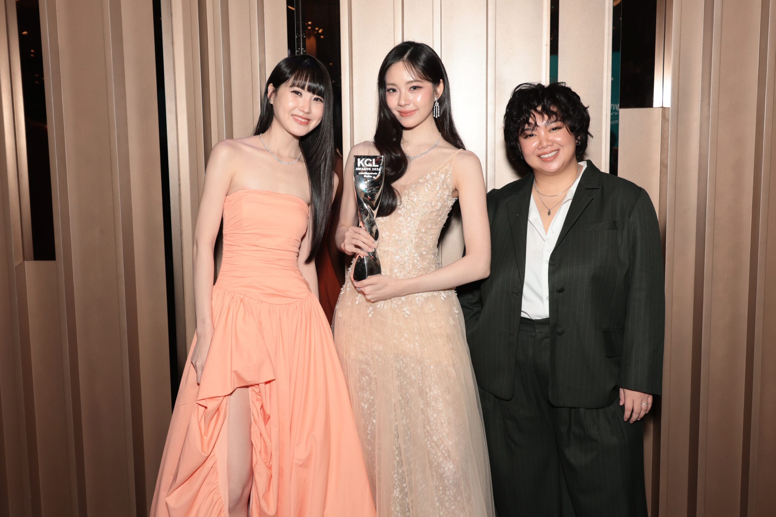ไอซ์ซึ - เอินเอิน ควงทีมงาน “GDH” คว้า 5 รางวัล “คมชัดลึกอวอร์ด ครั้งที่ 22” ตอกย้ำคุณภาพ!! 15 S 21152065 0 scaled ไอซ์ซึ - เอินเอิน ควงทีมงาน “GDH” คว้า 5 รางวัล “คมชัดลึกอวอร์ด ครั้งที่ 22” ตอกย้ำคุณภาพ!!