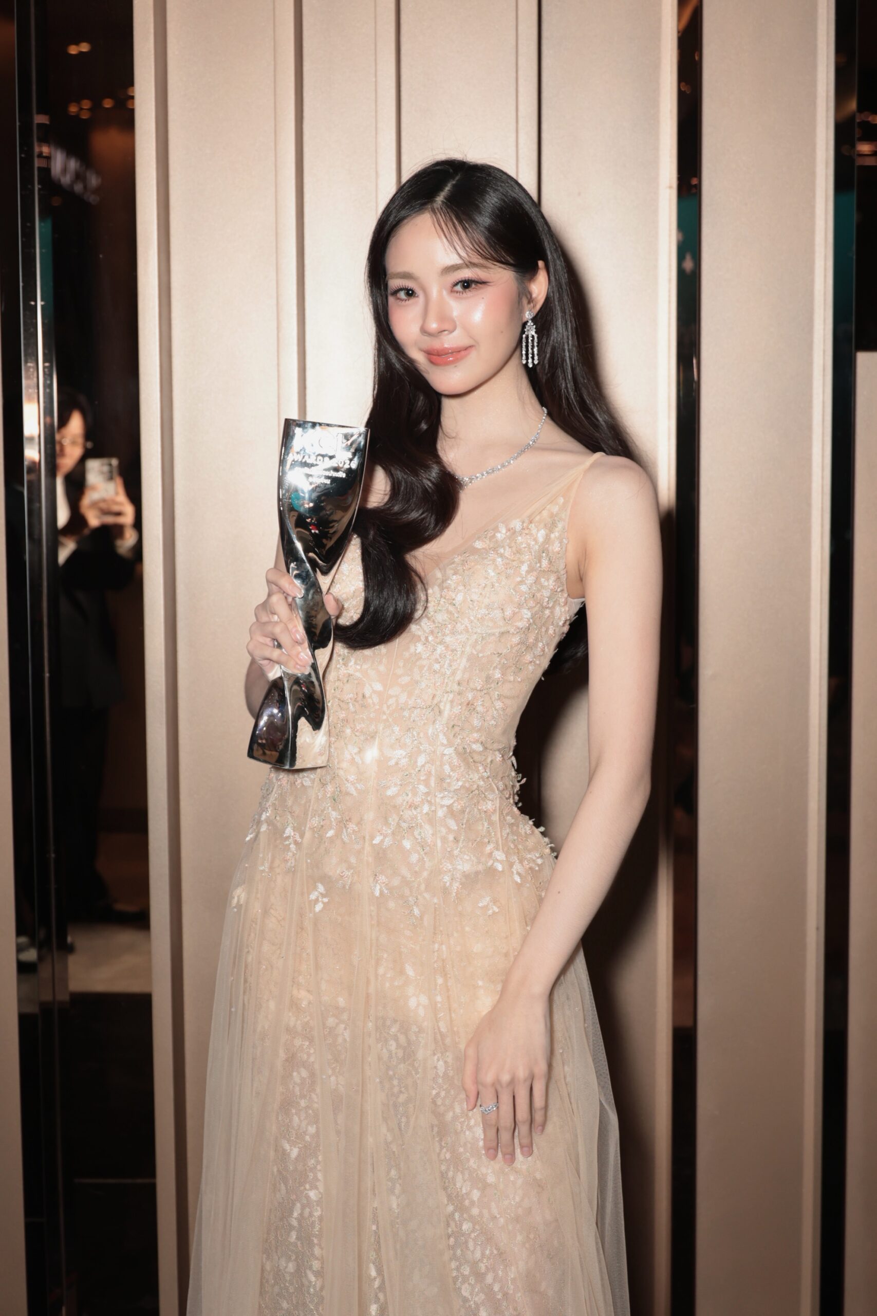 ไอซ์ซึ - เอินเอิน ควงทีมงาน “GDH” คว้า 5 รางวัล “คมชัดลึกอวอร์ด ครั้งที่ 22” ตอกย้ำคุณภาพ!! 16 S 21152066 0 scaled ไอซ์ซึ - เอินเอิน ควงทีมงาน “GDH” คว้า 5 รางวัล “คมชัดลึกอวอร์ด ครั้งที่ 22” ตอกย้ำคุณภาพ!!