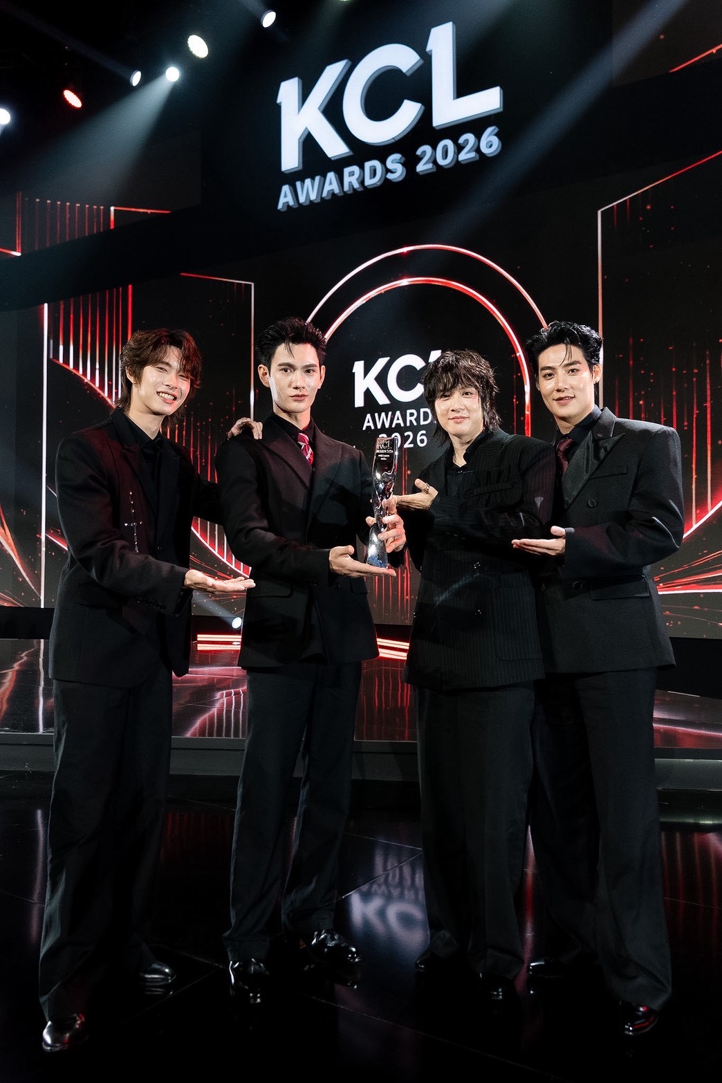 S 8315111 0 พาเวล นเรศ คว้ารางวัล นักแสดงชายยอดนิยม "คมชัดลึกอวอร์ด ครั้งที่ 22"