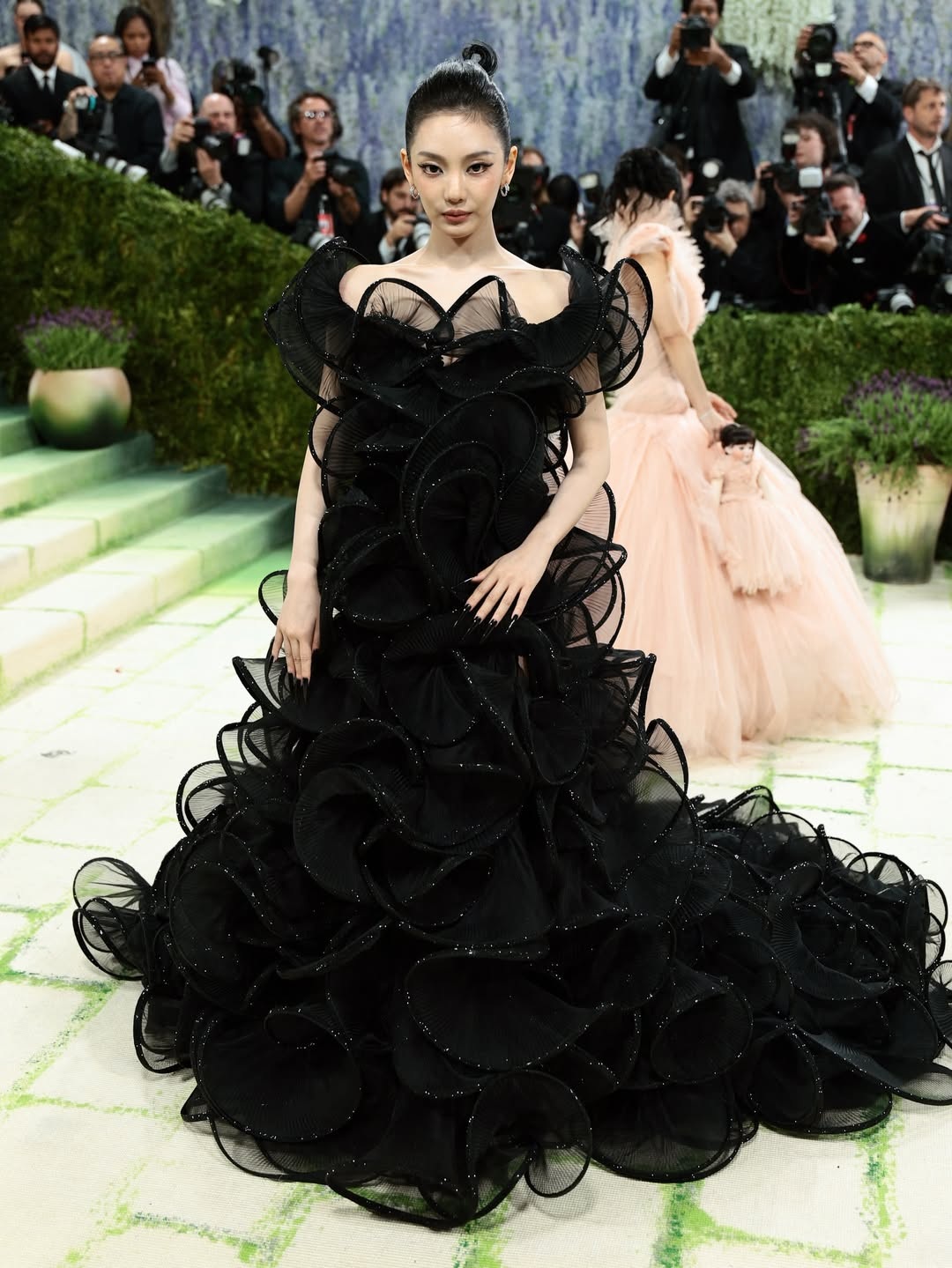 aespa met gala 1 สองแฟชั่นไอคอนระดับโลก KARINA - NINGNING วง aespa กับโมเมนต์สุดทรงพลัง บนพรมแดงในงาน ‘Met Gala’