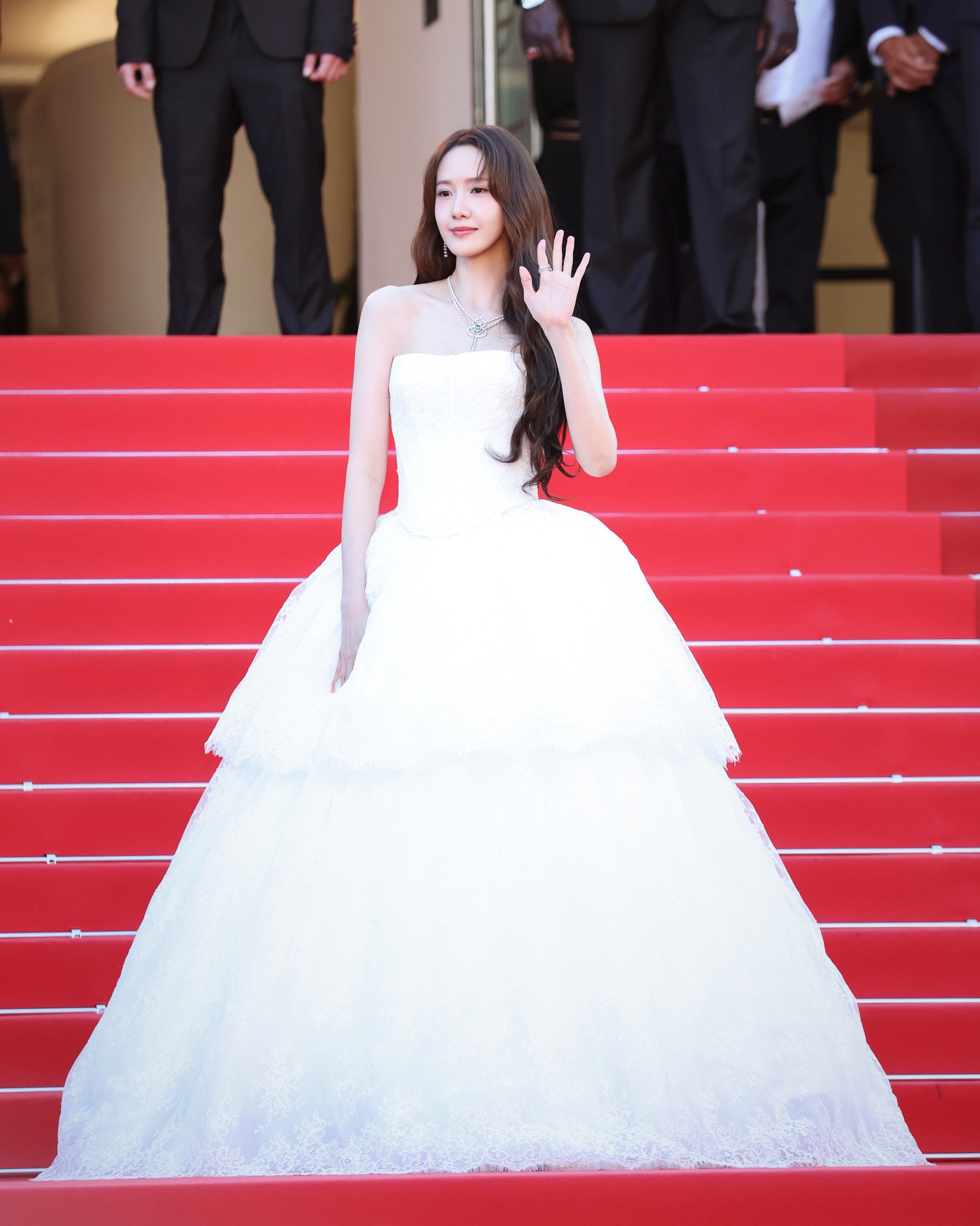 ภาพที่ 3 YOONA ยุนอา บนพรมแดงคานส์ YOONA สง่างามบนพรมแดงคานส์ ในฐานะโกลบอลแบรนด์แอมบาสเดอร์ของ Qeelin