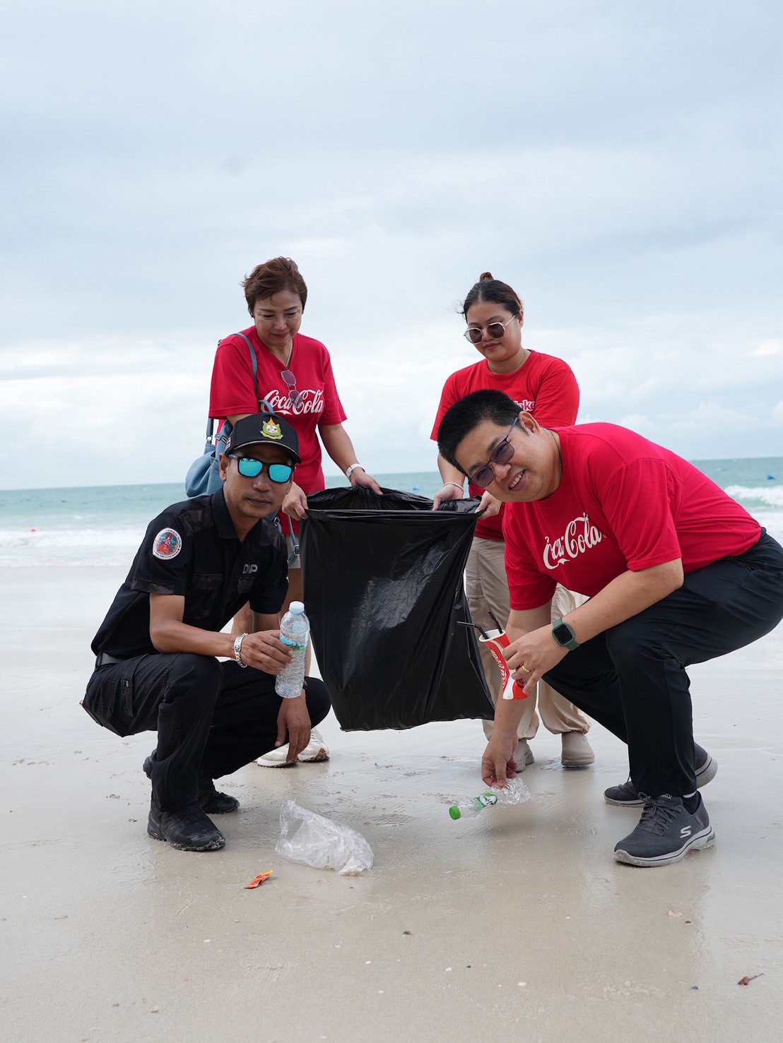 1780814127402 ThaiNamthip Coca-Cola presents Samed in Love Beach Clean Up 2026 เริ่มต้นเช้าวันดี ๆ ด้วยการ “คืนหาดสวย คลื่นหาดใส” ณ เกาะเสม็ด จ.ระยอง