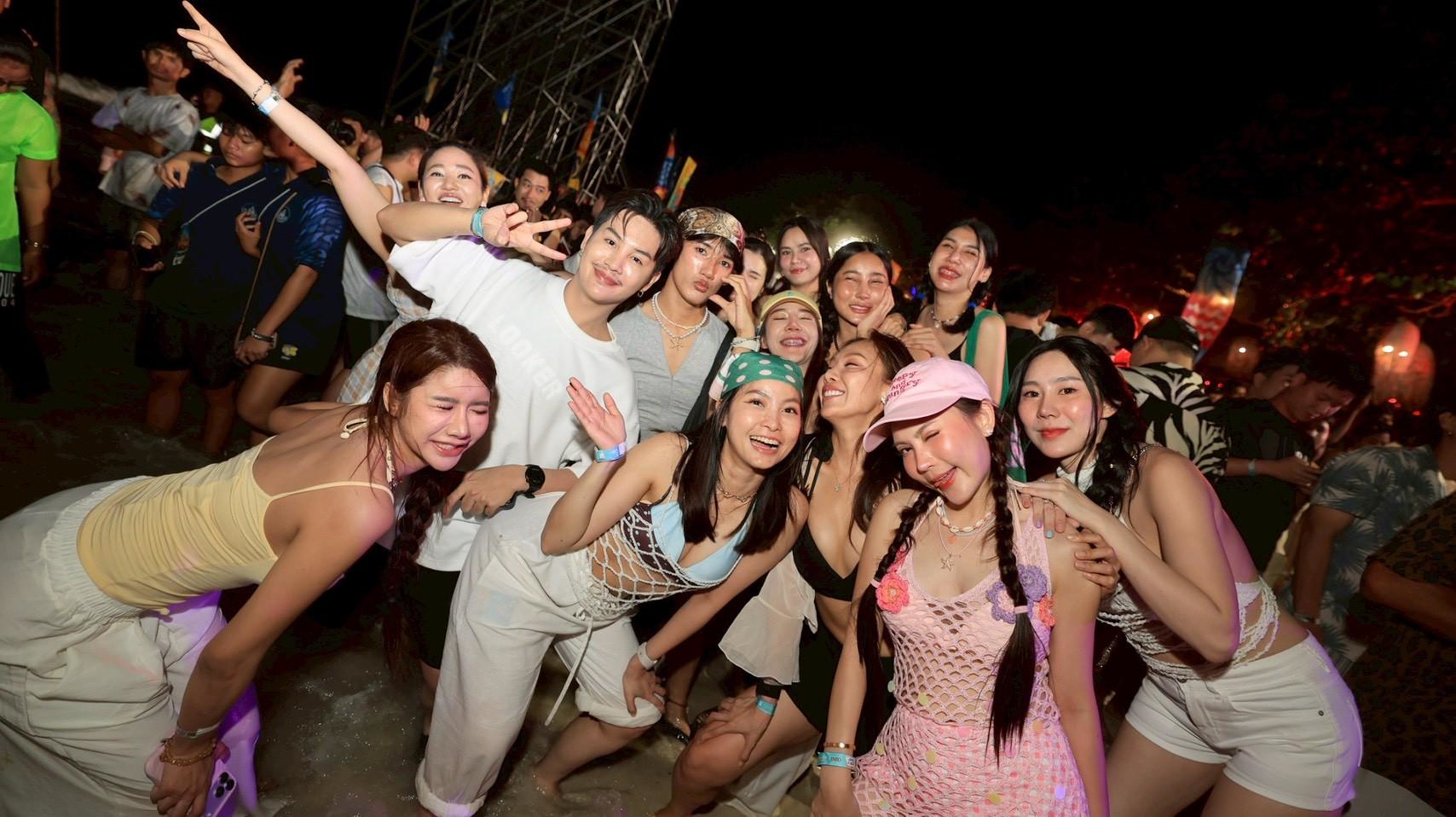 LINE ALBUM 2026.6.7 260607 32 ปิดฉากสุดปัง! JINRO presents “Samed in Love 11” ประมวลภาพความสนุก สาดความฟินอินบนเกาะ