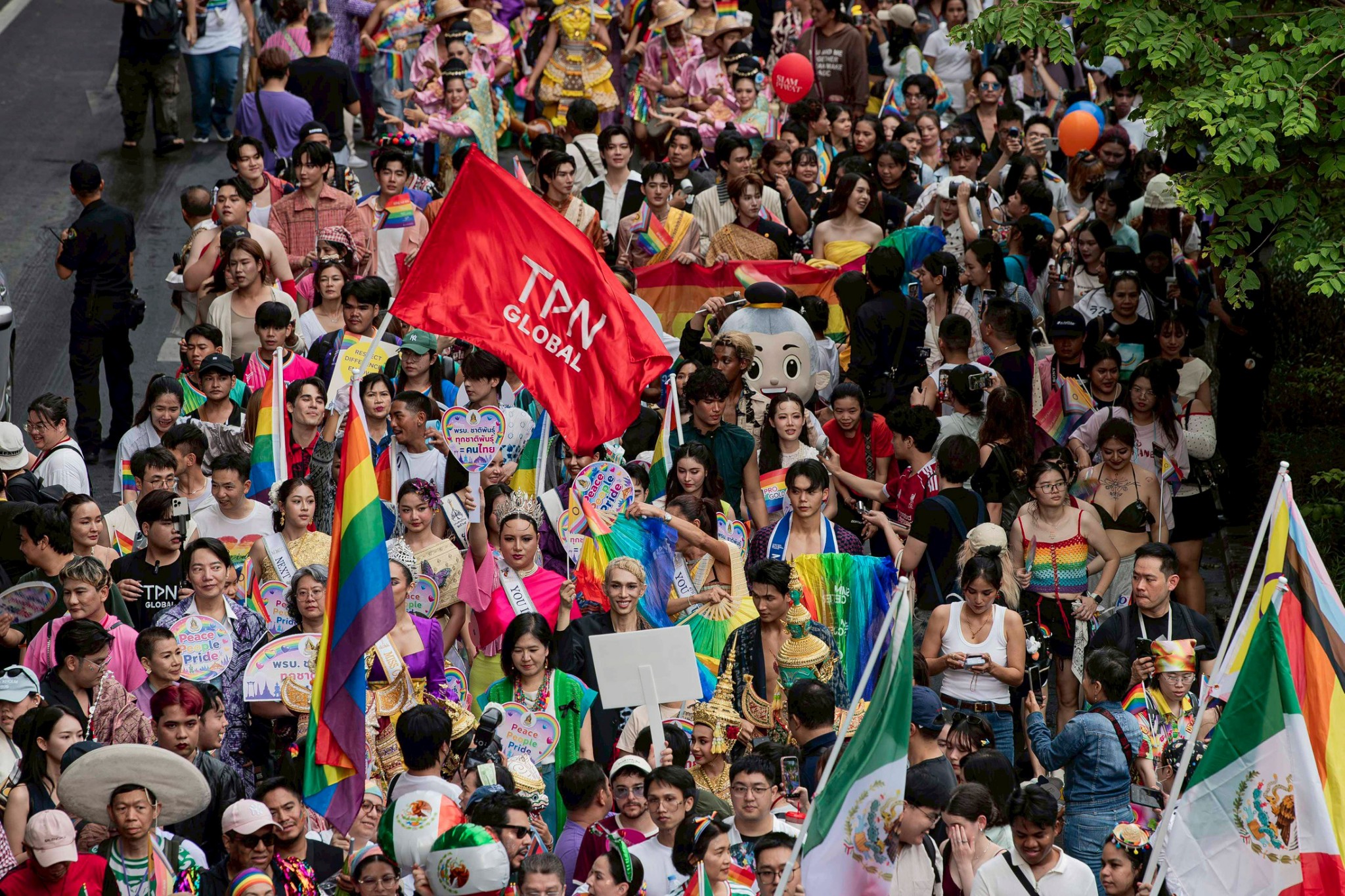 ภาพบรรยากาศ 3 0 รวมพลัง LGBTQIAN+ กว่า 5 แสนคน “นฤมิตไพรด์” ฉลอง Pride Monthในงาน “Bangkok Pride Festival 2026”
