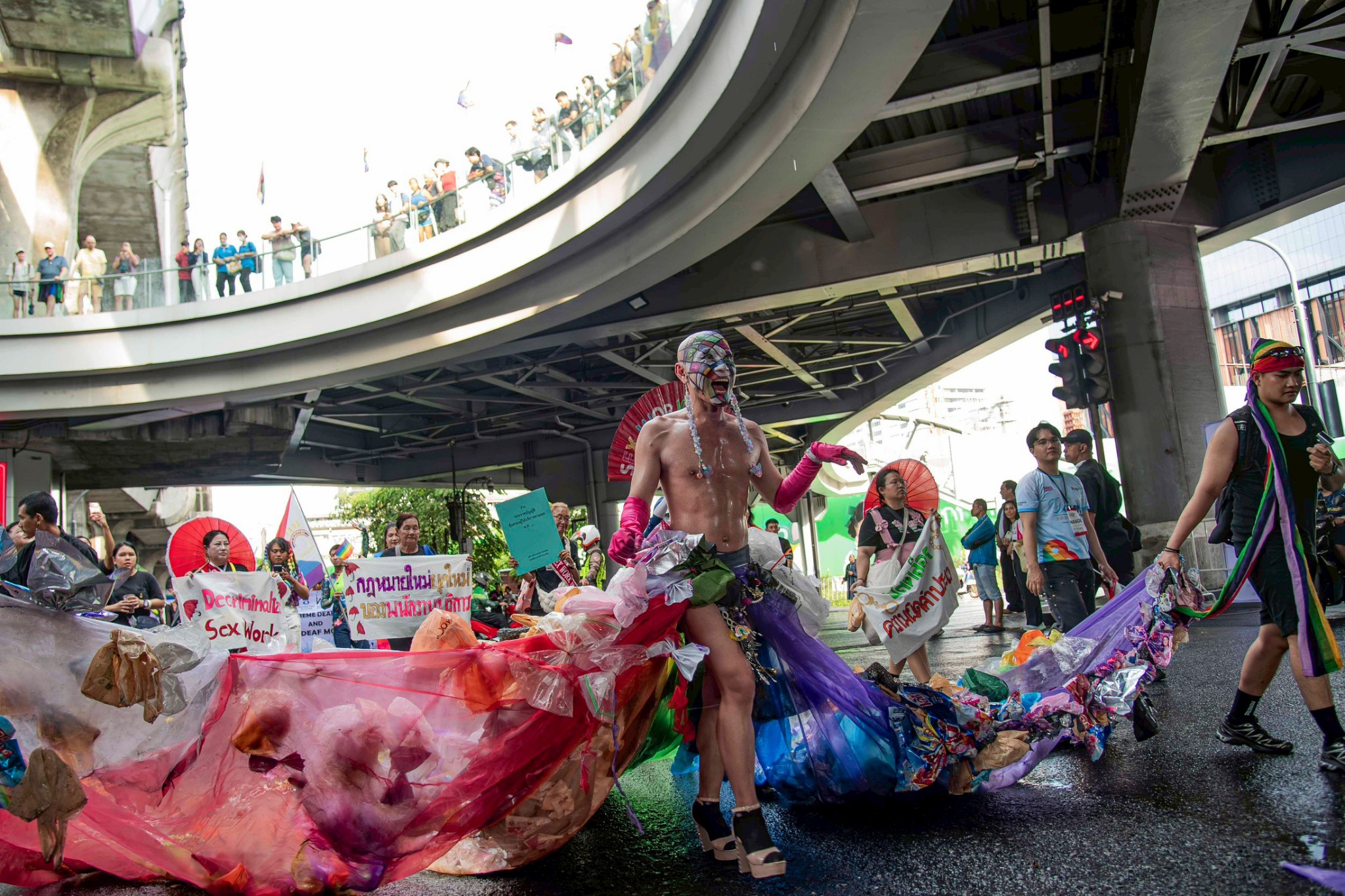 ภาพบรรยากาศ 8 0 รวมพลัง LGBTQIAN+ กว่า 5 แสนคน “นฤมิตไพรด์” ฉลอง Pride Monthในงาน “Bangkok Pride Festival 2026”