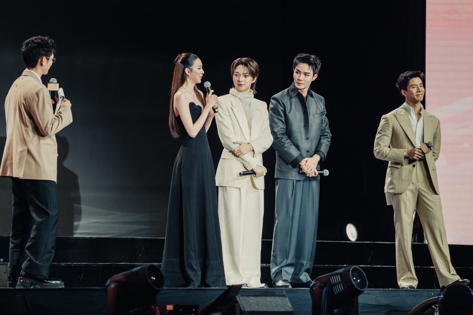 • คุณผู้โดยสารถ่านไฟเก่า สรุปงาน DMD LINE UP 2026: ‘ดูมันดิ’ จัดหนักเปิดตัว 23 โปรเจกต์ใหม่ ยกระดับซีรีส์วายสู่มิติระดับสากล