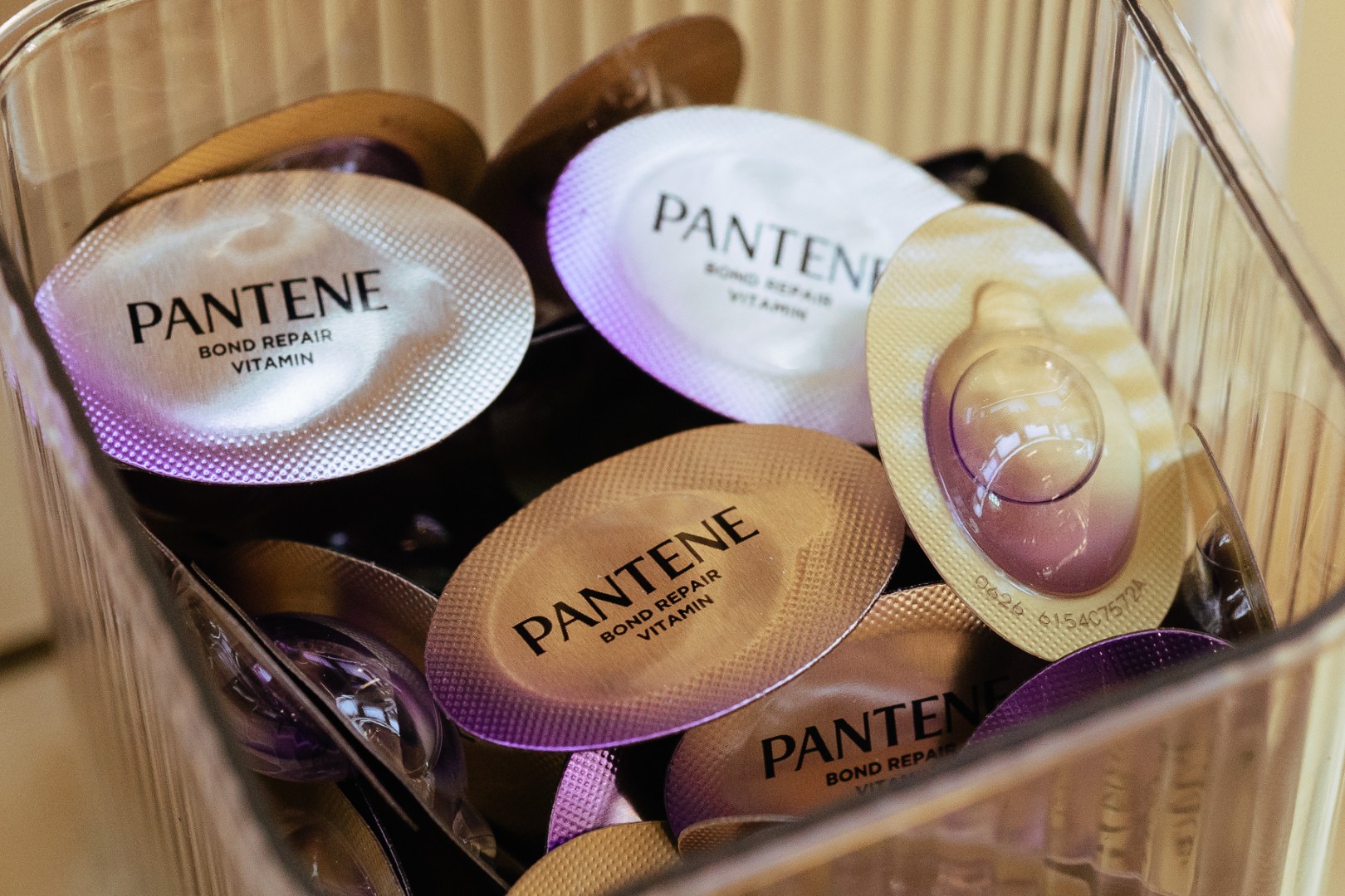 1160001 0 “PiXXiE” และ “นัทฮง” ร่วมสัมผัสนวัตกรรมทรีทเม้นท์ใหม่ “Pantene Miracles Vitamin Ampoule” คลิ๊กปุ๊บ ผมกลอสปั๊ป!