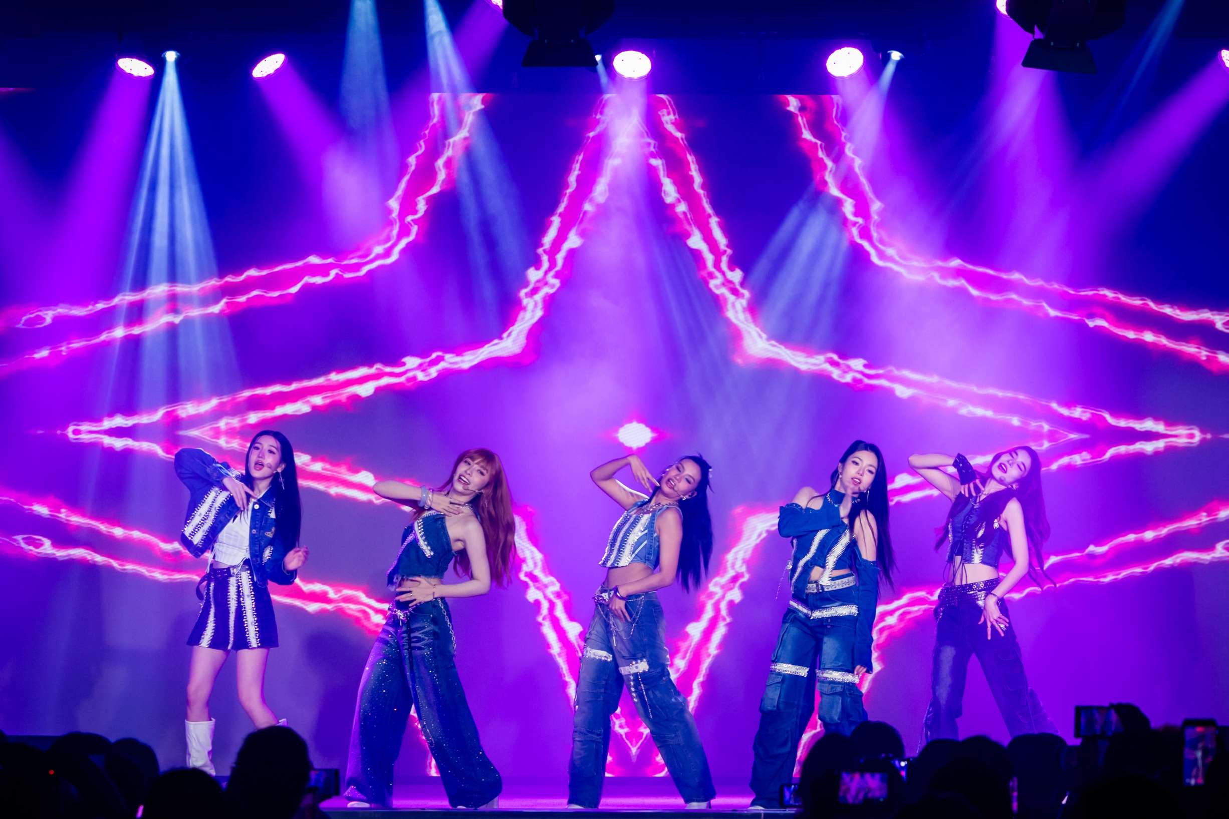 15. ยูนิต SUN ใน COSMOS 1st Music Concert in Taipei COSMOS จัดเต็มคอนเสิร์ตแรกฉลองครบรอบ 3 ปี เสิร์ฟโชว์ใน “COSMOS 1st Music Concert in Taipei”