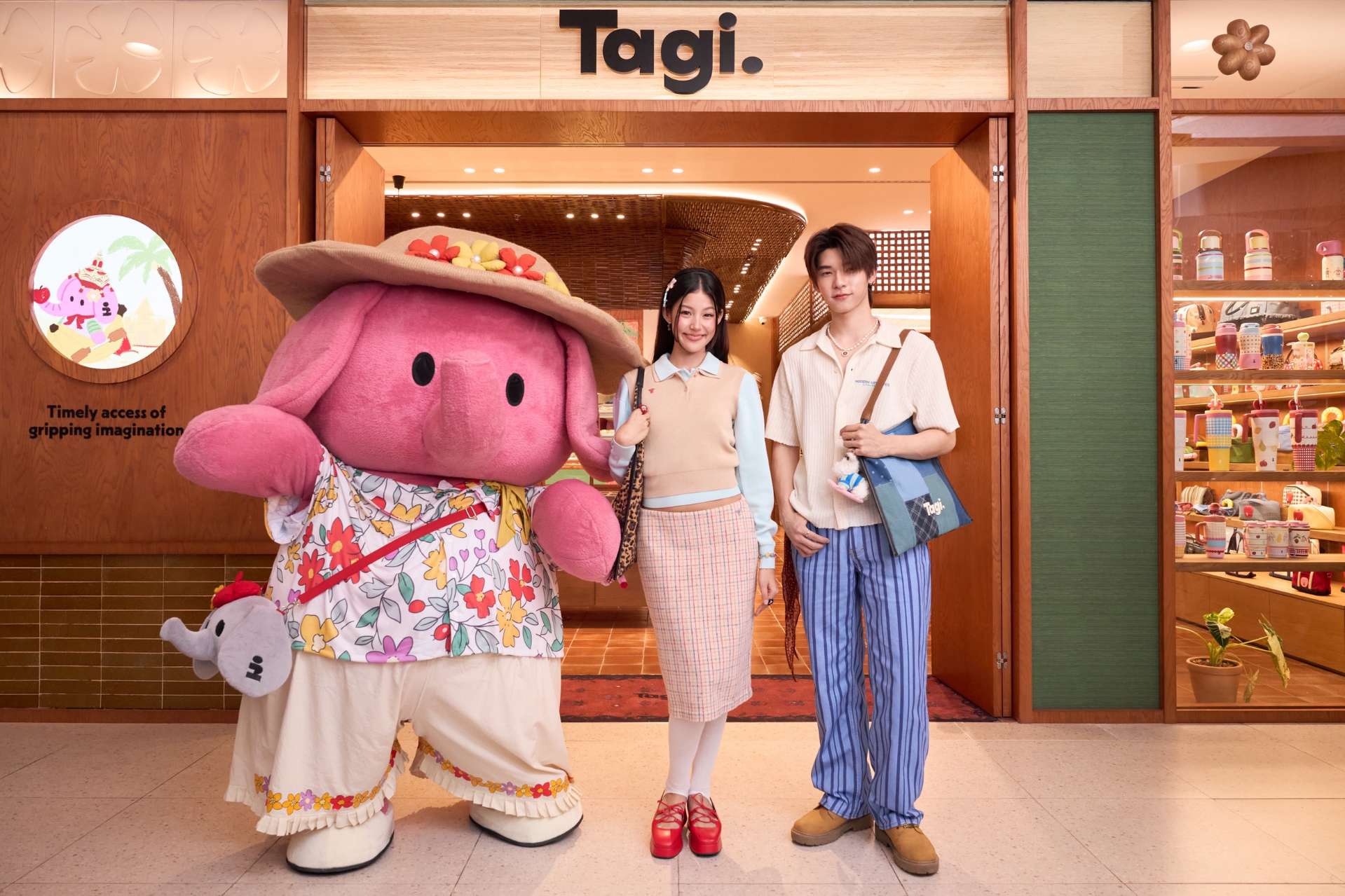 1784205343030 "ตี๋ตี๋-ใบปอ" นำทีมสาดความสดใสฉลองเปิดตัว Tagi. Sabaai House ที่ เซ็นทรัลเวิลด์