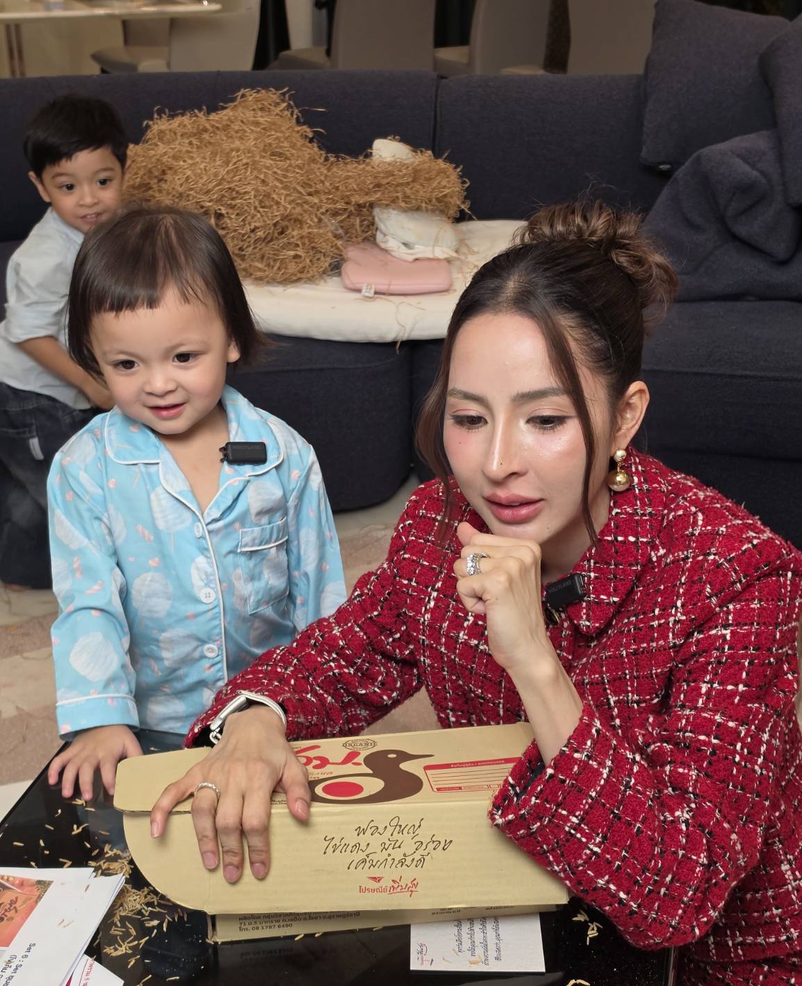 เกินต้าน! 'น้องโมเน่' ปลุกกระแสดันของดี 'ไปรษณีย์เชื่อมสุข' ไลฟ์แตกทั้งเพจ 3 1784917840129 เกินต้าน! 'น้องโมเน่' ปลุกกระแสดันของดี 'ไปรษณีย์เชื่อมสุข' ไลฟ์แตกทั้งเพจ