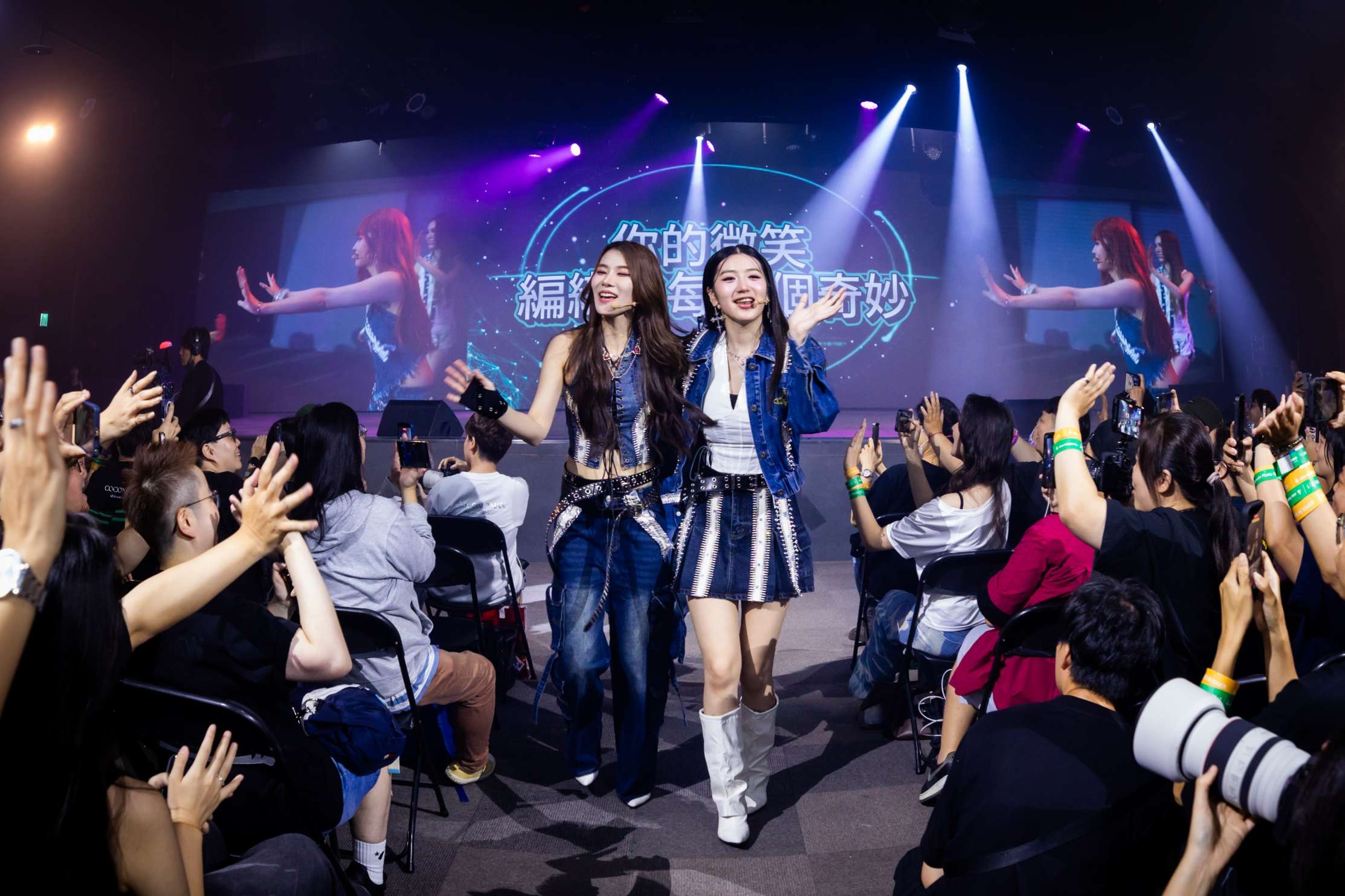 28. อันดา และ นุ่น จาก ยูนิต SUN ใน COSMOS 1st Music Concert in Taipei COSMOS จัดเต็มคอนเสิร์ตแรกฉลองครบรอบ 3 ปี เสิร์ฟโชว์ใน “COSMOS 1st Music Concert in Taipei”