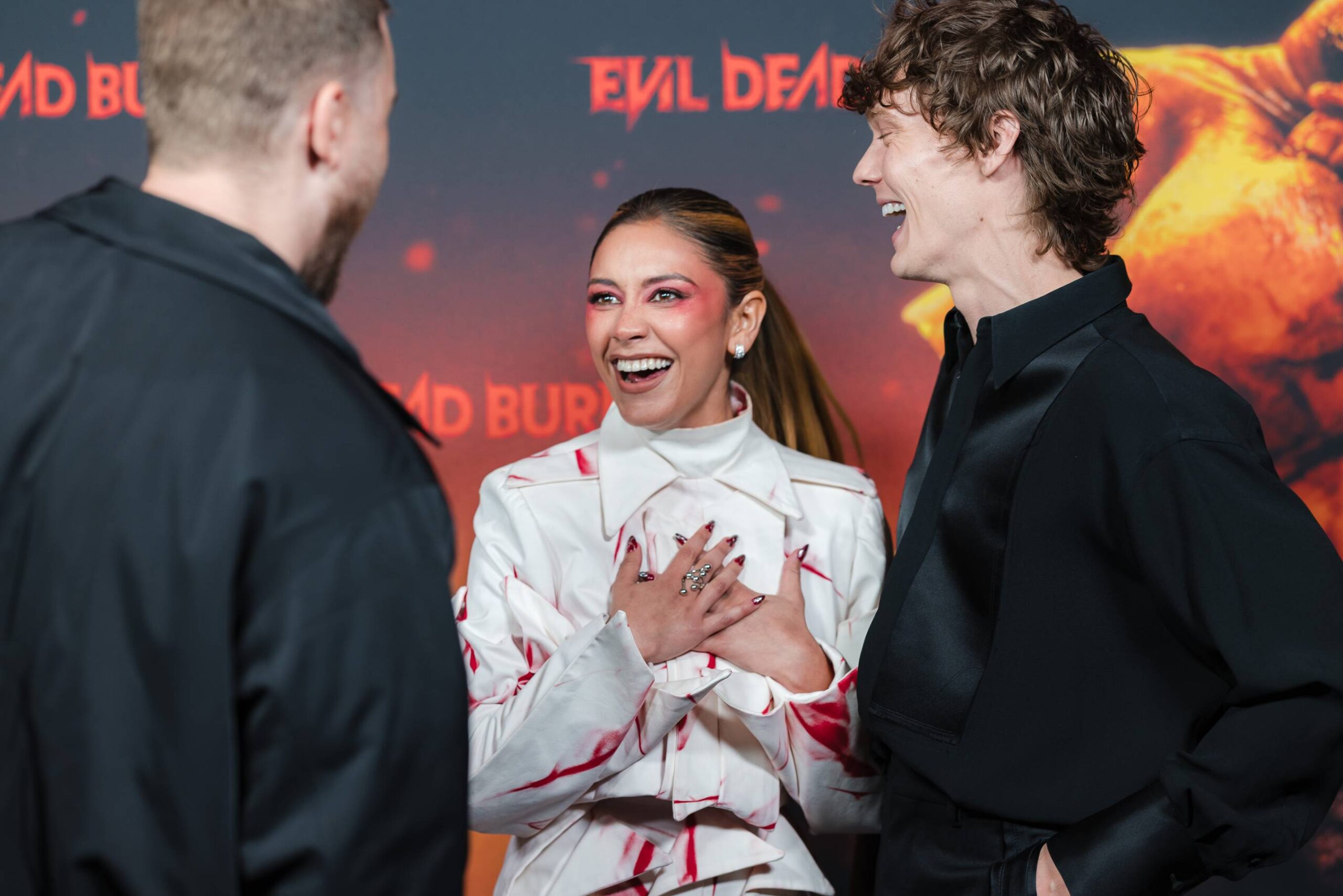EVIL DEAD BURN 12 scaled เจาะลึกเบื้องหลังความสยองขวัญระดับตำนานใน "EVIL DEAD BURN ผีอมตะแผดเผา"