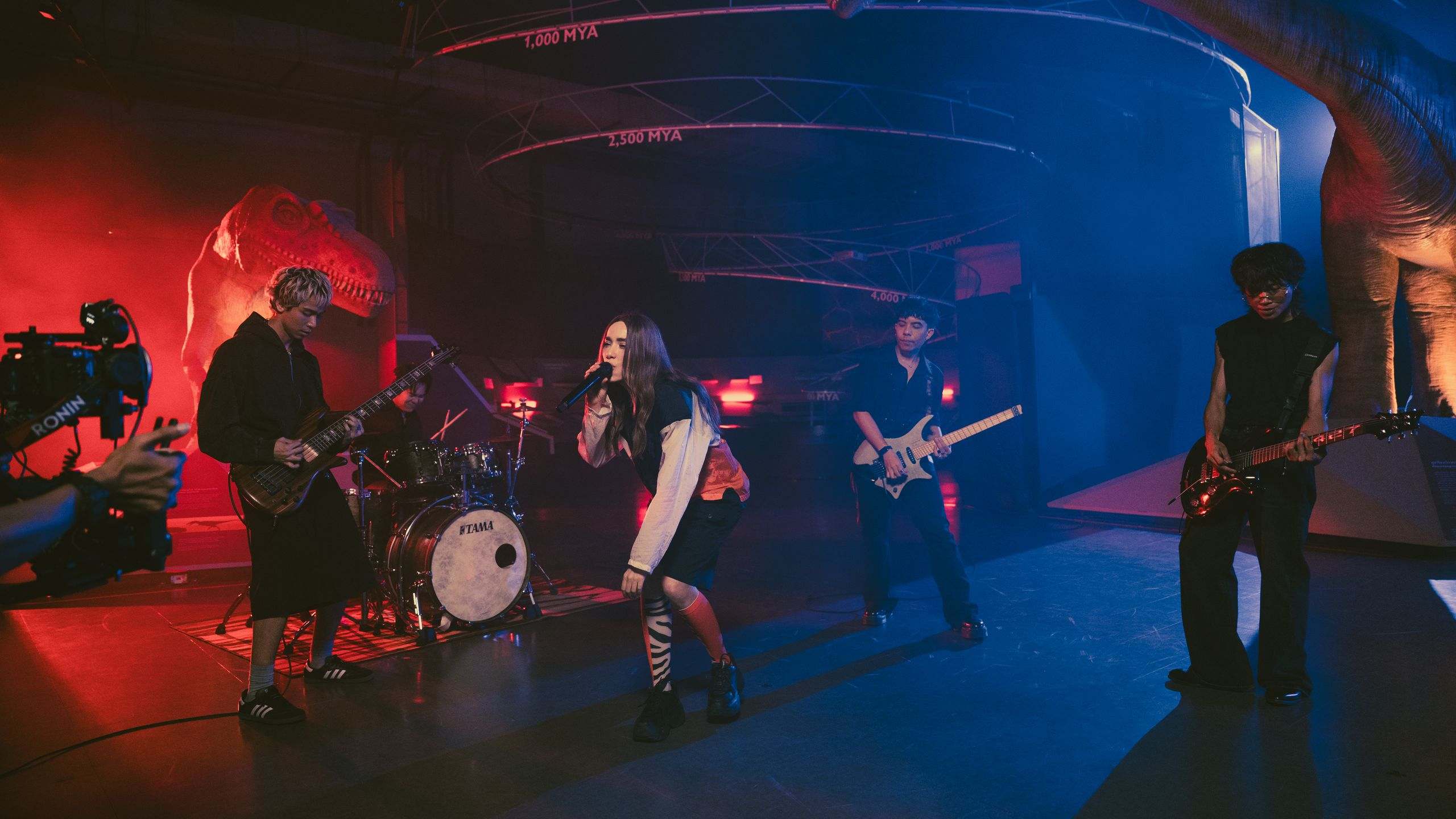 ปาล์มมี่ ปล่อย Performance Video 3 เพลงรวด ครั้งแรกในรอบกว่า 20 ปี! 6 PALMY Performance VDO Neon 2 ปาล์มมี่ ปล่อย Performance Video 3 เพลงรวด ครั้งแรกในรอบกว่า 20 ปี!