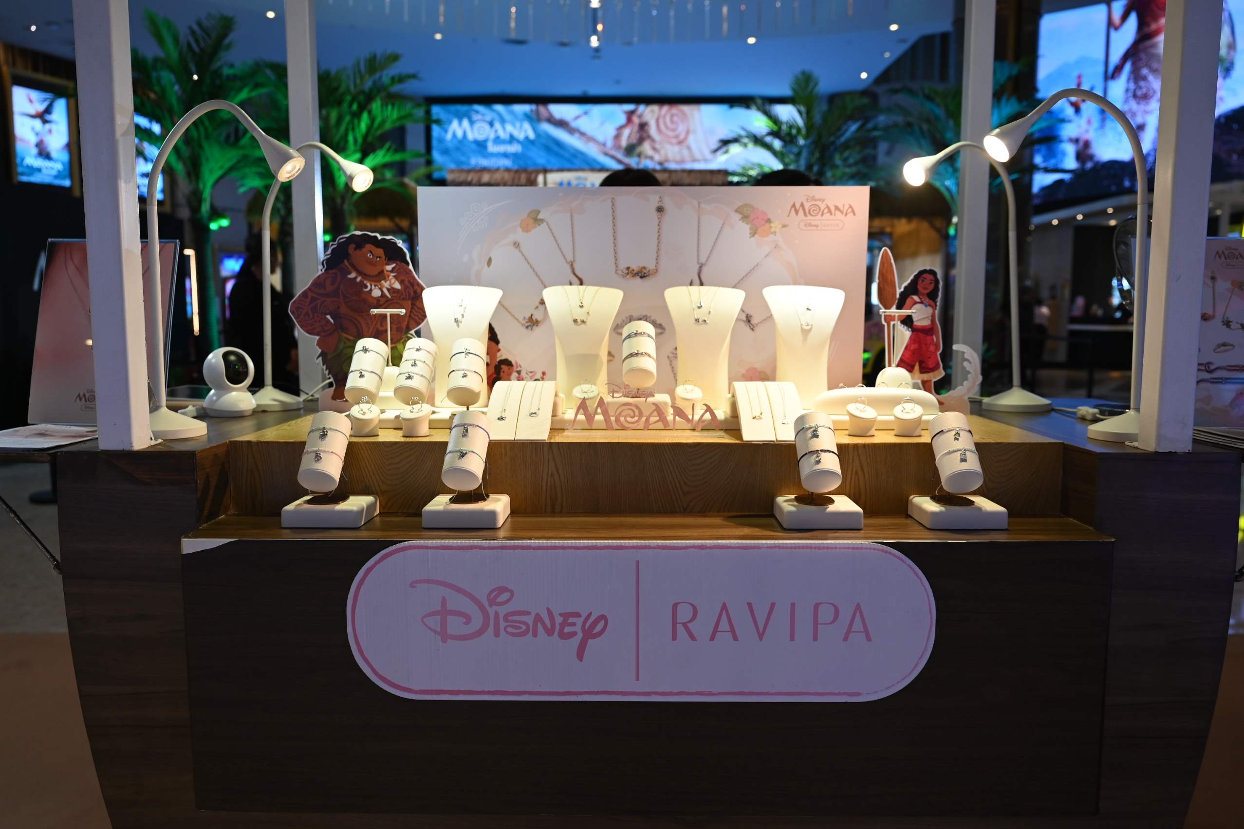 PhotoPictureResizerDisneys Moana Thailand Gala Premiere 16 พาทัวร์งานเปิดตัว “Disney's Moana โมอาน่า” เนรมิตพารากอนเป็นเกาะโมทูนุย “ญาญ่า” นำทีมชวนแฟน ๆ ออกเรือ 9 ก.ค. นี้ 